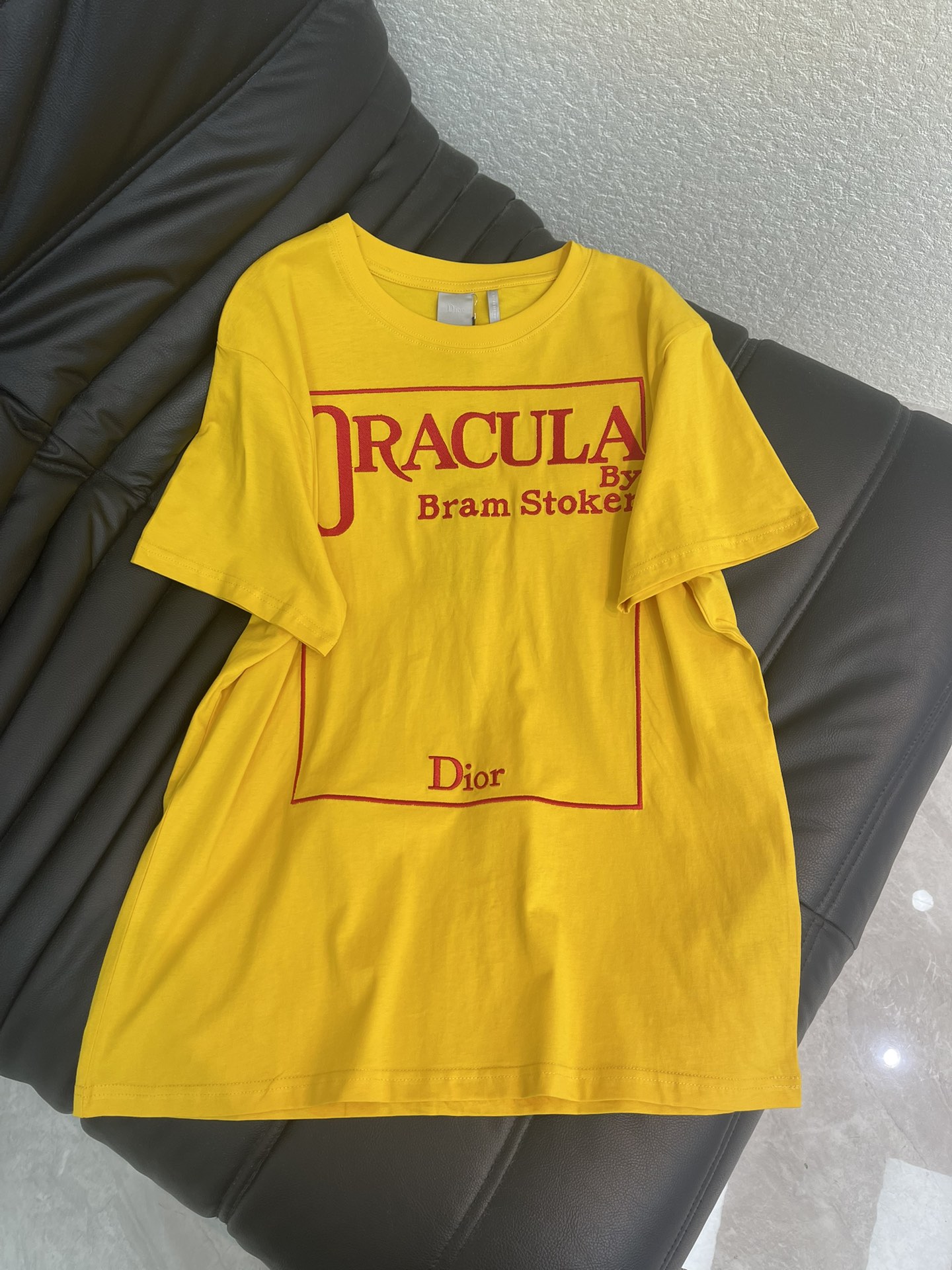 NO:708163,Dio*26 new spring and summer new threaded contrasting round neck logo short-sleeved T-shirt. Customized YB native cotton material, soft and skin-friendly, comfortable and stylish, loose-fitting shirt style, the collar and cuffs are echoed with threaded edges, and the bright yellow printed T-shirt is too eye-catching!  The dazzling lemon yellow tone brings a sense of summer vitality, the letter embroidery on the front is full of retro artistic atmosphere, the simple round neck style is loose and casual, and the soft cotton fabric is skin-friendly and breathable. It can be worn with overalls or denim shorts to create a street style full of personality. It is the perfect finishing touch for summer style. SML A,, dior, shorts, T-shirt, tees, t-shirt,19860909Dio*26春夏新款螺纹撞色圆领徽标短袖T恤.定制YB原生全棉材质,柔软亲肤,舒适有型,宽松恤版型,领口与袖口呼应以螺纹包边,明黄印花T恤也太吸睛了！亮眼的柠檬黄调自带夏日活力感,正面的字母刺绣充满复古艺术气息,简约的圆领版型宽松又随性,柔软的棉质面料亲肤又透气,搭工装裤或牛仔短裤都能穿出个性满满的街头范儿,妥妥的夏造型点睛之笔.SML A,,dior,shorts,T-shirt,tees，t-shirt,,Women's clothing