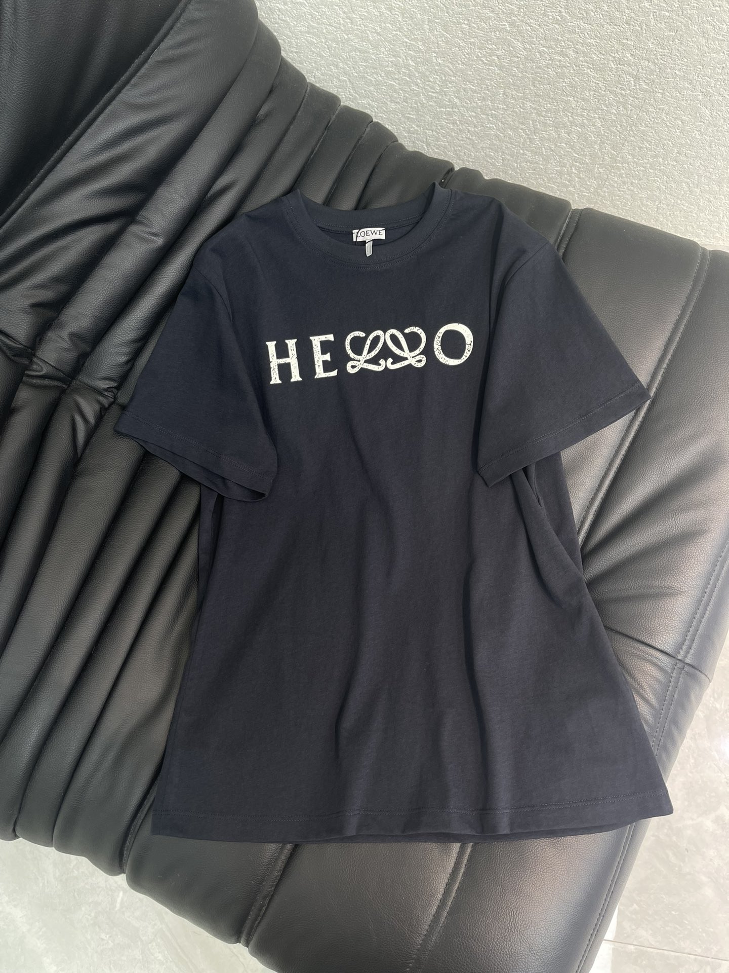 NO:708157,Loew*26 new spring and summer distressed printed letter logo short-sleeved T-shirt. Customized YB mercerized cotton material, breathable and comfortable, full of texture, loose T-shirt cut, full of casual and trendy feeling, deep navy blue is low-key and versatile, 'HELLO!!' letters printed on the chest with unique  The winding design breaks the monotony, and the simplicity hides ingenuity. The soft cotton fabric is skin-friendly and breathable, and the loose fit hides flesh and is comfortable. Wearing it alone is an excellent choice for leisure. It can also be layered with shirts or jackets to easily create a sense of layering. It is a versatile treasure in the wardrobe that combines personality and practicality. SML  A,,loewe,jackets & coats,shirts,T-shirt,tees,t-shirt,19860909Loew*26春夏新款做旧印花字母徽标短袖T恤.定制YB丝光全棉材质,透气舒适,质感十足,宽松T恤裁剪,把随性潮趣感拉满,深邃的藏青色低调又百搭,胸前“HELLO!!”字母印花以独特的缠绕设计打破单调,简约中藏着巧思.柔软的棉质面料亲肤透气,宽松的版型藏肉又自在,单穿是休闲的绝佳选择,叠穿衬衫或外套也能轻松打造层次感,是衣橱里兼具个性与实用性的百搭宝藏款.SML A,,loewe,jackets & coats,shirts,T-shirt,tees，t-shirt,,Women's clothing