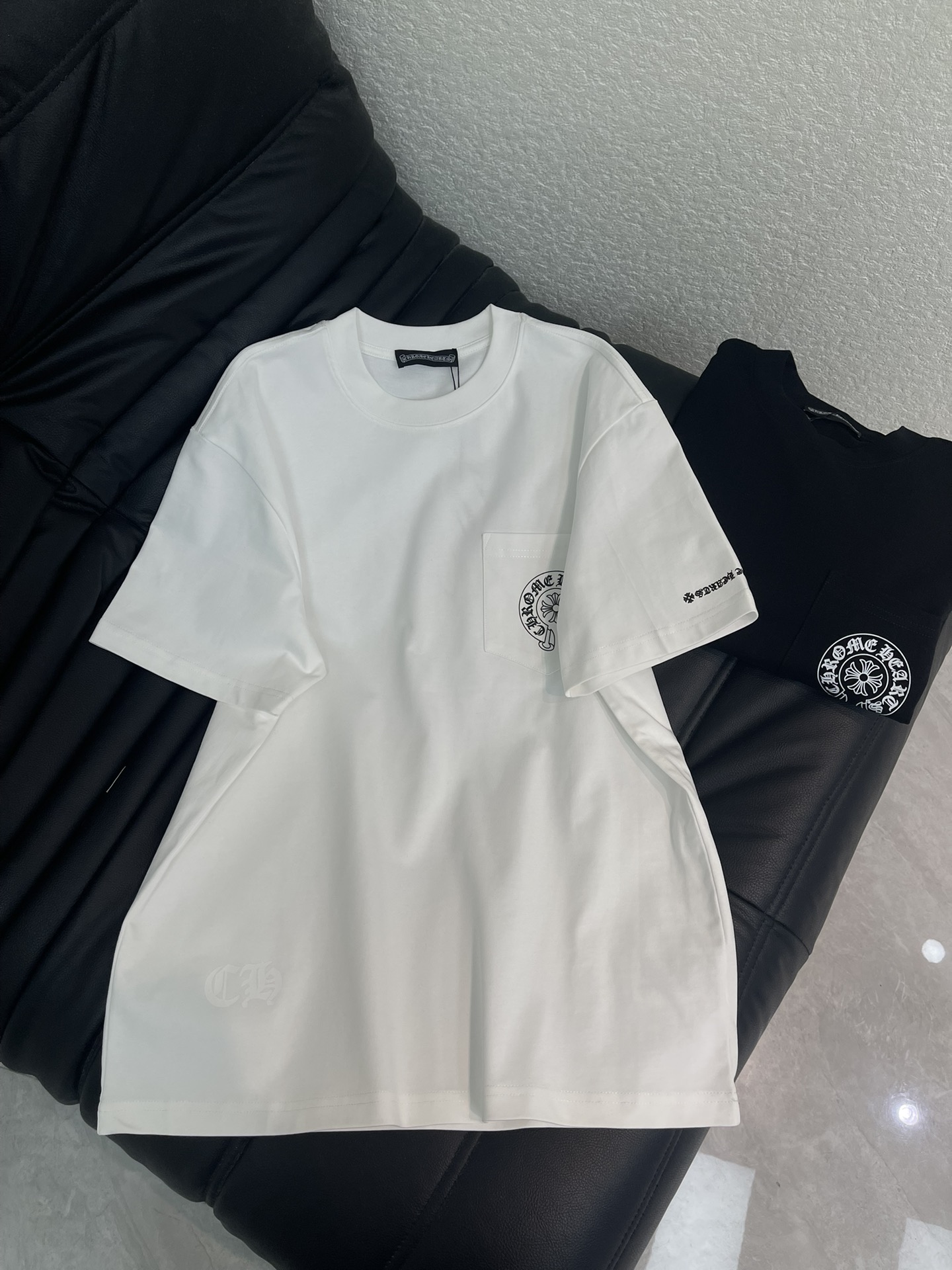 NO:708174,Chrome Heart* Chrome Heart 26 new horseshoe print pocket short-sleeved T-shirt. This horseshoe short-sleeved T-shirt has the iconic horseshoe + cross flower print on the chest pocket, and the iconic horseshoe and cross flower pattern on the back. It has a hard-core street feel! High-quality pure cotton, soft, breathable and super comfortable. Oversize loose version, strong tolerance. Same style for men and women!  S-XL A,,versace,chrome hearts,chrome hearts,T-shirt,tees，t-shirt,19860909Chrome Heart*克罗心26新款马蹄印花口袋短袖T恤.这款马蹄标短袖T恤,胸前口袋有标志性马蹄铁+十字花印花,背部标志性马蹄&十字花图案,硬核街头感拉满!高品质纯棉,柔软透气超舒服.Oversize宽松版型,包容性强.男女同款！S-XL A,,versace,chrome hearts,chrome hearts,T-shirt,tees，t-shirt,,Women's clothing