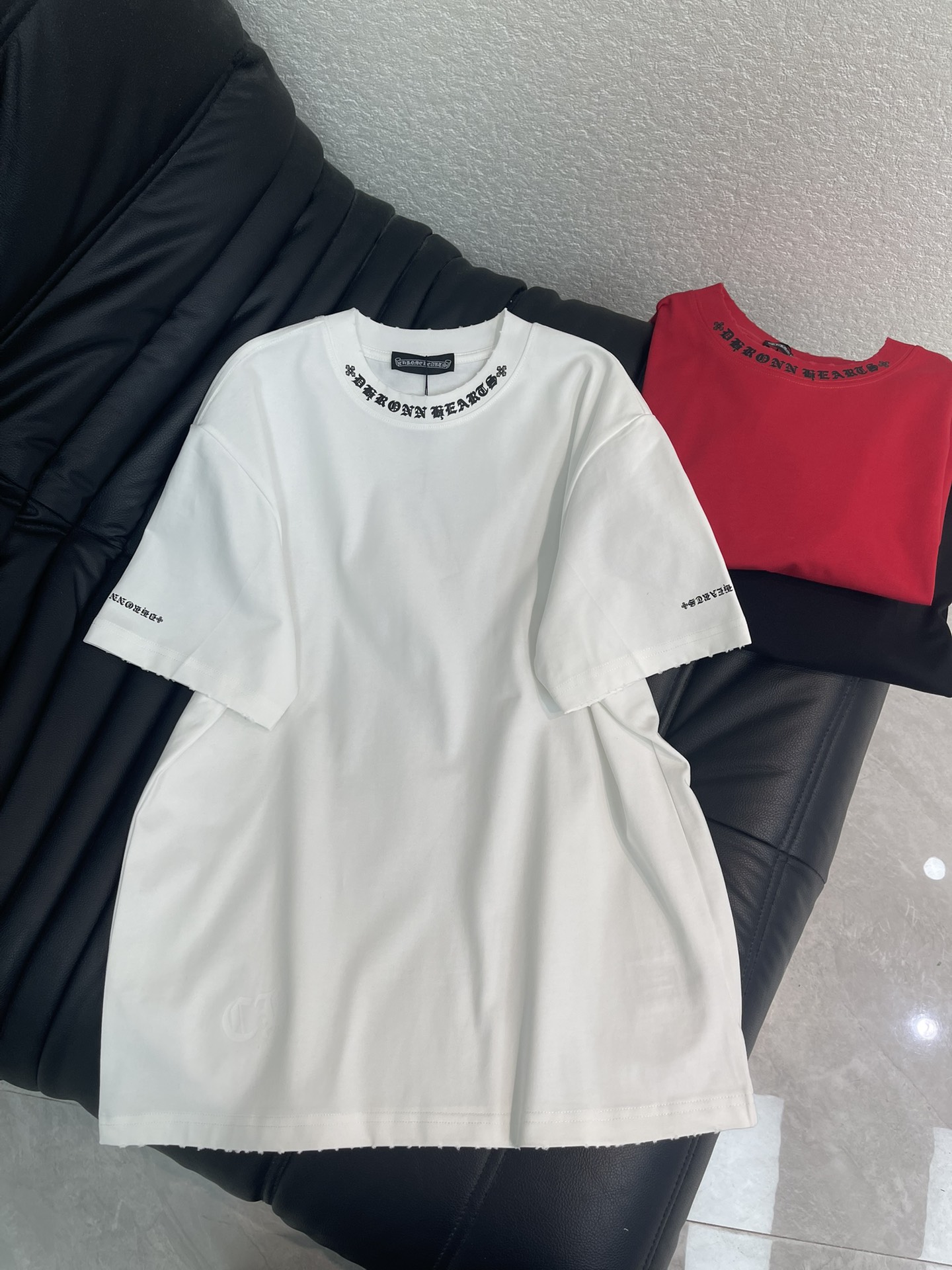 NO:708176,Chrome Heart* Chrome Heart 26 new Sanskrit printed short-sleeved T-shirt. The hard-core street style DNA has moved! The high-weight pure cotton is really awesome! It is crisp and not soft, and the upper body has a sense of silhouette. The collar, cuffs, and hem are Sanskrit printed + frayed raw edge design! The dark religious aesthetics of Chrome Heart are firmly grasped, and it can be worn casually. It is the same style for men and women!  S-XL A,,chrome hearts,chrome hearts,T-shirt,tees,t-shirt,19860909Chrome Heart*克罗心26新款梵文印花短袖T恤.硬核街头风穿搭 DNA动了!高克重纯棉真的太顶了!挺括不软塌,上身自带廓形感,领口,袖口,下摆梵文印花+磨破毛边设计! 把克罗心那股暗黑宗教美学狠狠拿捏住,随便搭都超有态度~男女同款！S-XL A,,chrome hearts,chrome hearts,T-shirt,tees，t-shirt,,Women's clothing