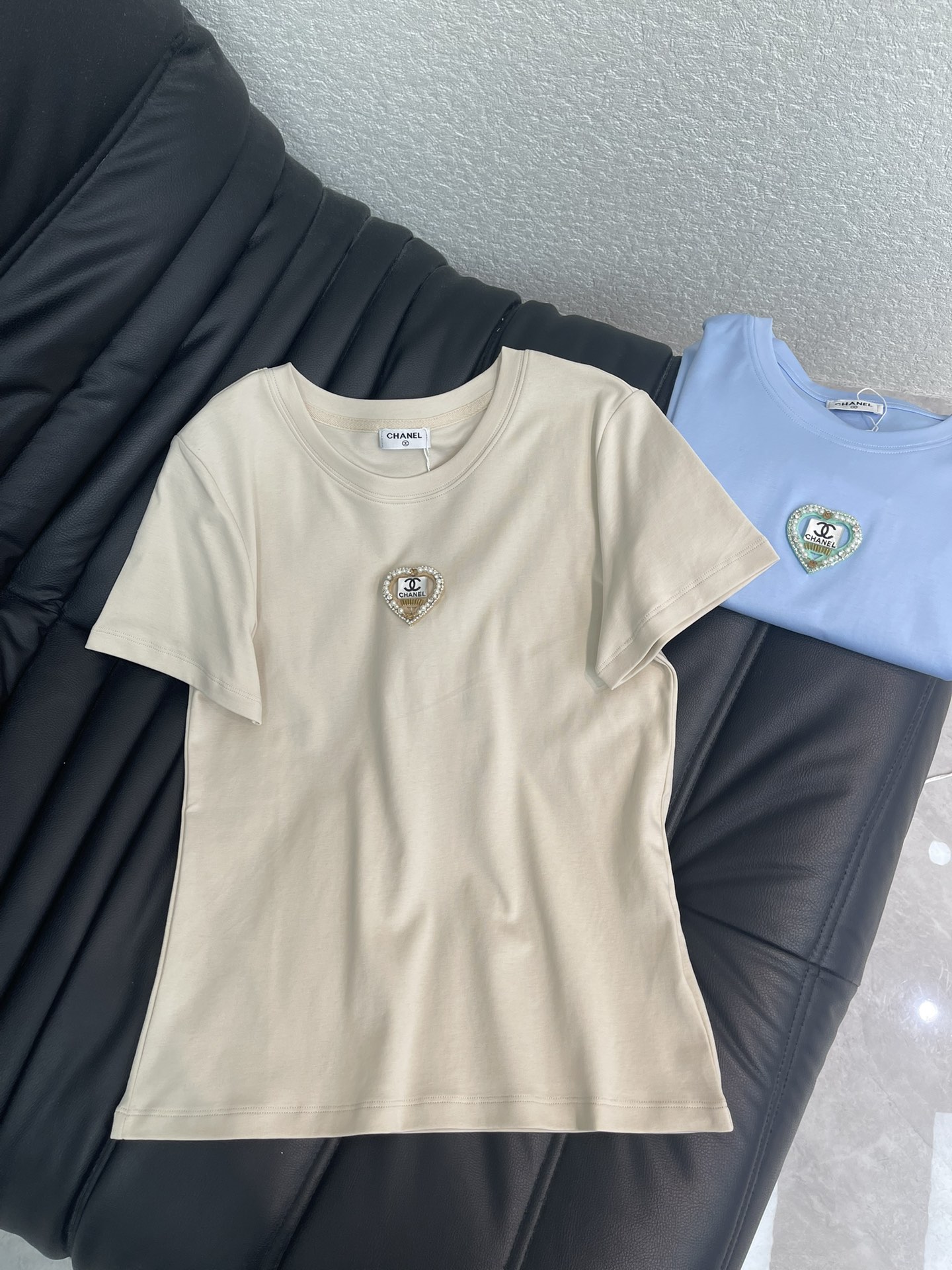 NO:708895,Chane*26 new spring and summer love beaded short-sleeved T-shirt, mercerized cotton fabric, slim fit, high-density fashionable sports style, every daily wear, playful and age-reducing design elements full of vitality, high quality, sizes SML AA,,chanel,T-shirt,tees,t-shirt,19860909Chane*26春夏新款爱心钉珠短袖T恤 丝光棉面料 修身版型 高密度时髦运动风 每个日常的穿搭 俏皮减龄充满元气的设计元素 高品质 尺码SML AA,,chanel,T-shirt,tees，t-shirt,,Women's clothing