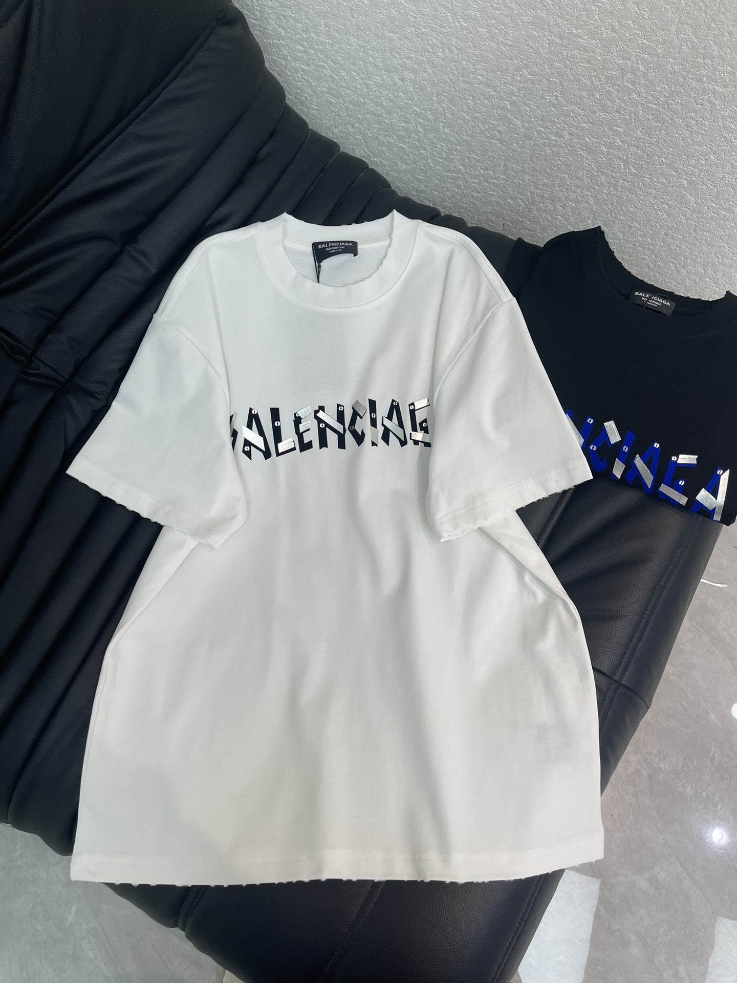 NO:708530,Balenciag*26 new short-sleeved T-shirt with patch logo. Made of high-weight pure cotton. The collar, cuffs and hem are cut. The chest and back panels are made of three-dimensional letters with metal decoration. It has both a sense of strength and fashion. It is a must-have item for fashionable people. The same style for men and women!  S-XL A,,balenciaga,T-shirt,tees,t-shirt,19860909Balenciag*26新款贴片标识短袖T恤.高克重纯棉面料,领口袖口及下摆做了割破设计,胸前和后幅做了立体字母搭配金属装饰,兼具力量感与时尚感,潮人必备单品.男女同款！S-XL A,,balenciaga,T-shirt,tees，t-shirt,,Women's clothing