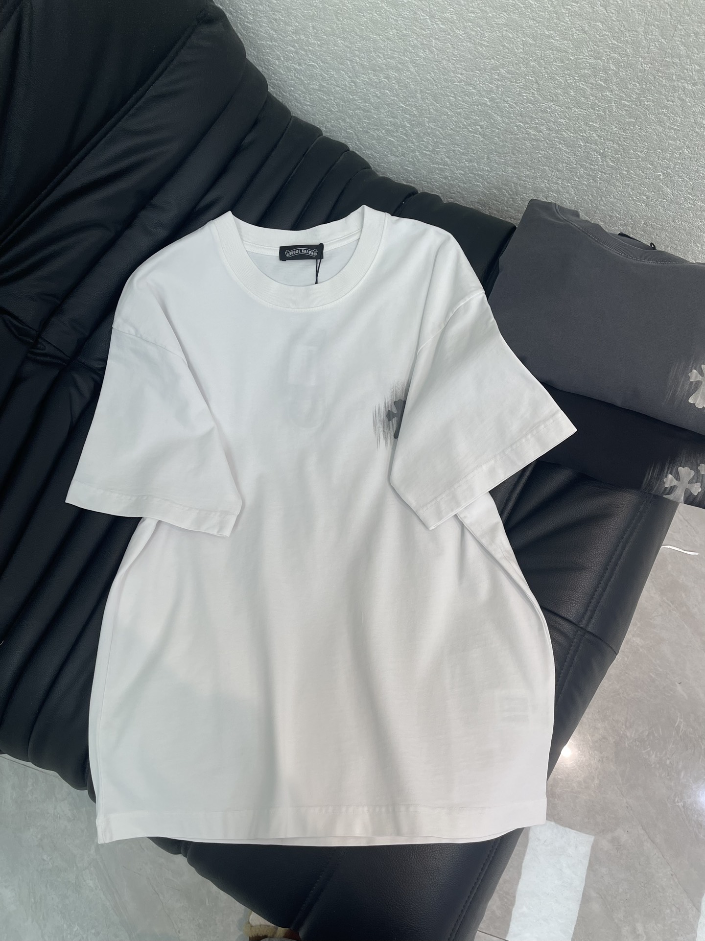 NO:708527,Chrome Heart* Chrome Heart 26 new cross Sanskrit short-sleeved T-shirt. It is made of high-weight old washed fabrics with complex craftsmanship and personalized color matching. The full shape matching and colorful contrasting T-shirt design make them the focus of the street. These T-shirts not only have a sense of fashion. The colorful patterns are interesting and attractive, the upper body is slimmer and the same style for men and women!  S-XL A,,chrome hearts,chrome hearts,T-shirt,tees,t-shirt,19860909Chrome Heart*克罗心26新款十字架梵文短袖T恤.采用高克重做旧洗水面料,工艺复杂,添加个性色彩搭配 ,十足的造型搭配和彩色形成鲜明对比效果的T恤设计,让他们成为街头焦点.这些T恤不仅具有时尚感.彩色图案,趣味又吸晴,上身显瘦穿搭,男女同款！S-XL A,,chrome hearts,chrome hearts,T-shirt,tees，t-shirt,,Women's clothing