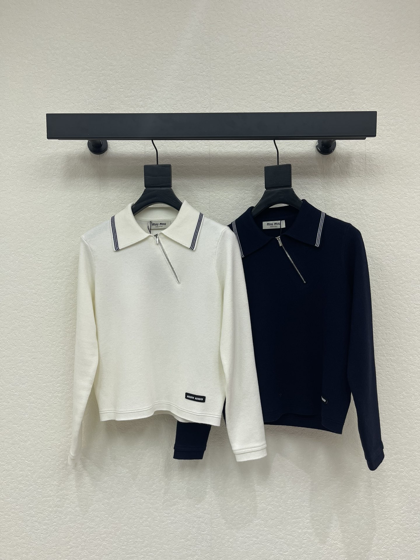 NO:708885,MiuMi*26 early spring new style semi-open front diagonal zipper lapel knitted long-sleeved sweater!  Customized wool yarn weaving, delicate and soft, full of elasticity, exquisite lapel long-sleeved top style, diagonal zipper and half placket design on the collar, embroidered logo on the hem, fine knitted texture all over, full of details, overflowing with a sense of literary youth, giving a strong retro college style, reducing age and looking whiter, easy to wear for daily travel or parties!  SML A,,miumiu,sweaters,19860909MiuMi*26早春新款半开襟斜拉链翻领针织长袖毛衣！定制羊毛纱线织造 细腻柔软 弹力十足 精致翻领长袖上衣版型 领斜分拉链半开襟设计 下摆徽标刺绣点缀 通体细密针织纹路 细节满分 文艺青春感漫溢 让复古学院风格强烈 减龄显白 日常出行或聚会轻松驾驭！SML A,,miumiu,sweaters,,Women's clothing