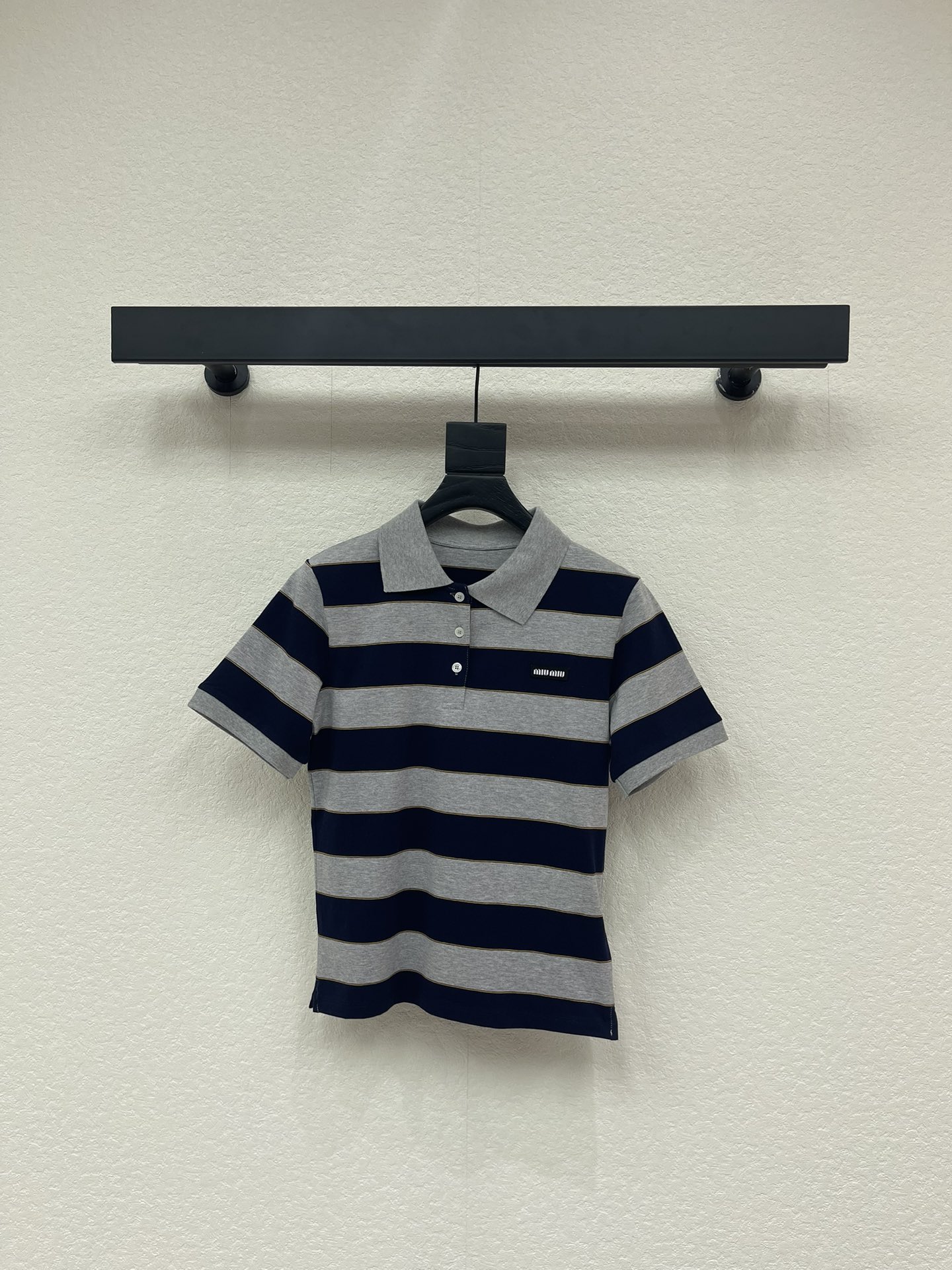 NO:708507,Miumi*26 new spring and summer new lapel striped short-sleeved T. Customized YB native cotton material, soft and waxy texture, comfortable and skin-friendly, navy blue and gray striped short-sleeved, is the perfect collision of sweet girl style and retro college style. The wide striped color scheme is calm but energetic, the simple collar is matched with exquisite brand logo, and the details are full of girlishness  .The soft and waxy fabric is skin-friendly and textured, and the slim fit outlines the body shape. Whether it is paired with a skirt to create a sweet and trendy look, or paired with jeans for a casual and casual style, it can become an eye-catching presence in your outfit. SML,,miumiu,skirts,jeans,T-shirt,19860909Miumi*26春夏新款翻领条纹短袖T.定制YB原生全棉材质,软糯质地,舒适亲肤,藏蓝灰条纹短袖,是甜妹风与复古学院风的完美碰撞.宽条纹配色沉稳又不失活力,简约的领搭配精致的品牌小标,细节处尽显少女感.软糯的面料亲肤又有质感,修身的版型勾勒身形,不管是搭配半身裙打造甜美元气造型,还是配牛仔裤走休闲随性路线,都能成为穿搭里的亮眼存在.SML,,miumiu,skirts,jeans,T-shirt,,Women's clothing