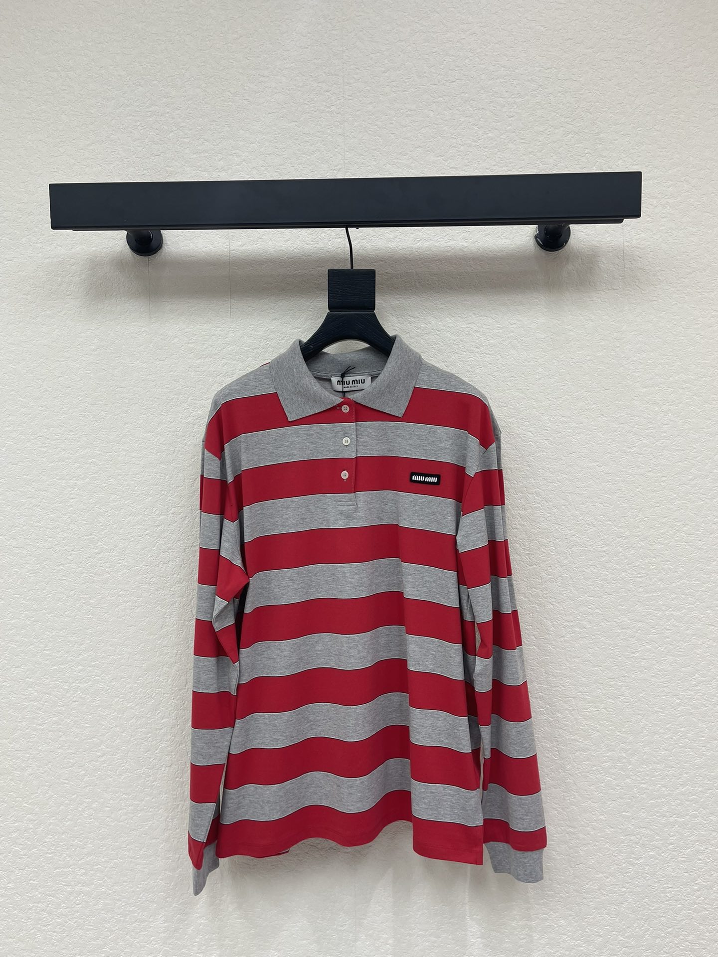 NO:708510,Miumi*26 early spring new style lapel striped long-sleeve. Customized YB native cotton material, soft and waxy texture, comfortable and skin-friendly, lapel long-sleeved tailoring, loose silhouette drop shoulder design, red and gray stripes perfectly combine retro college style and sweet girl temperament. Contrasting wide stripes are fresh and  Eye-catching, the collar is matched with a small brand logo, and the simplicity hides exquisite ingenuity. The soft and waxy fabric is skin-friendly and comfortable, and the loose fit hides flesh and is casual. Whether it is paired with a pleated skirt to go the sweet girl route, or paired with jeans for a casual style, it can easily become a dazzling outfit. SML  A,,miumiu,skirts,jeans,19860909Miumi*26早春新款翻领条纹长袖.定制YB原生全棉材质,软糯质地,舒适亲肤,翻领长袖剪裁,宽松廓形落肩设计,红灰条纹把复古学院风与甜妹气质拿捏得恰到好处.撞色宽条纹鲜活又吸睛,领搭配小巧的品牌标识,简约中藏着精致巧思.软糯的面料亲肤又舒适,宽松的版型藏肉又随性,不管是搭百褶裙走甜妹路线,还是配牛仔裤打造休闲风,都能轻松成为穿搭的亮眼存在.SML A,,miumiu,skirts,jeans,,Women's clothing