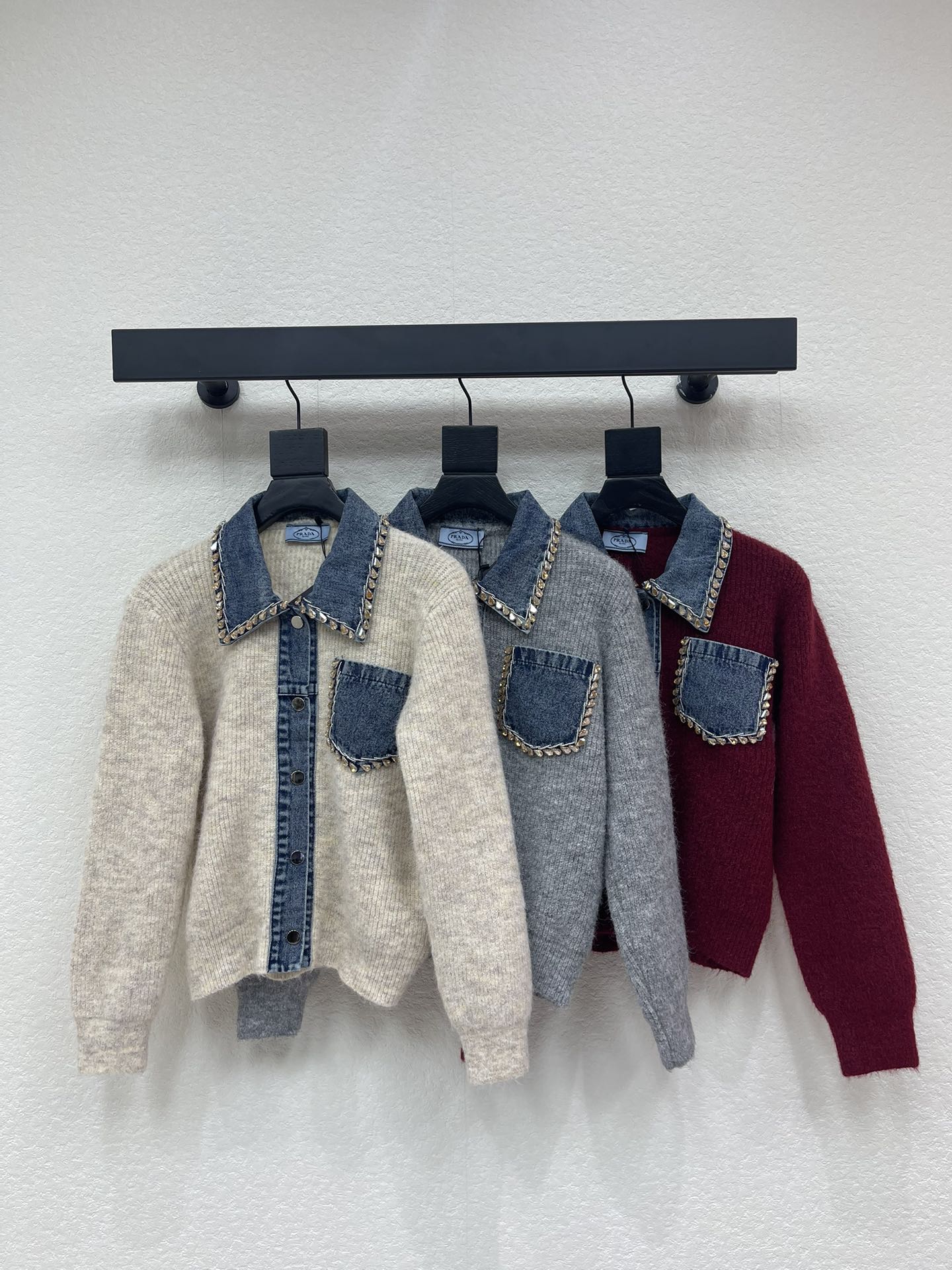 NO:708888,Prad*26 new early spring fake two-piece spliced ​​denim Polo collar knitted cardigan!  Made of custom wool knitted material, it is delicate, soft and comfortable. The lapel knitted cardigan is tailored. The neckline extends to the front cuffs to match. The whole body is decorated with plain chest denim pockets. The customized neckline is heavily designed with diamonds to highlight the brand's tone. The regular version is not picky, and it is easy to control the relaxed style in autumn and winter!  SML,,prada,19860909Prad*26早春新款假两件拼接牛仔Polo领针织开衫！定制羊毛针织材质织造 细腻柔软舒适 翻领针织开衫剪裁 领口延伸至前襟袖口相呼应 通体大身饰以素色胸口牛仔口袋点缀 定制领口重工镶钻设计 彰显出品牌的调性 常规版型不挑人 轻松驾驭秋冬松弛风格！SML,,prada,,Women's clothing