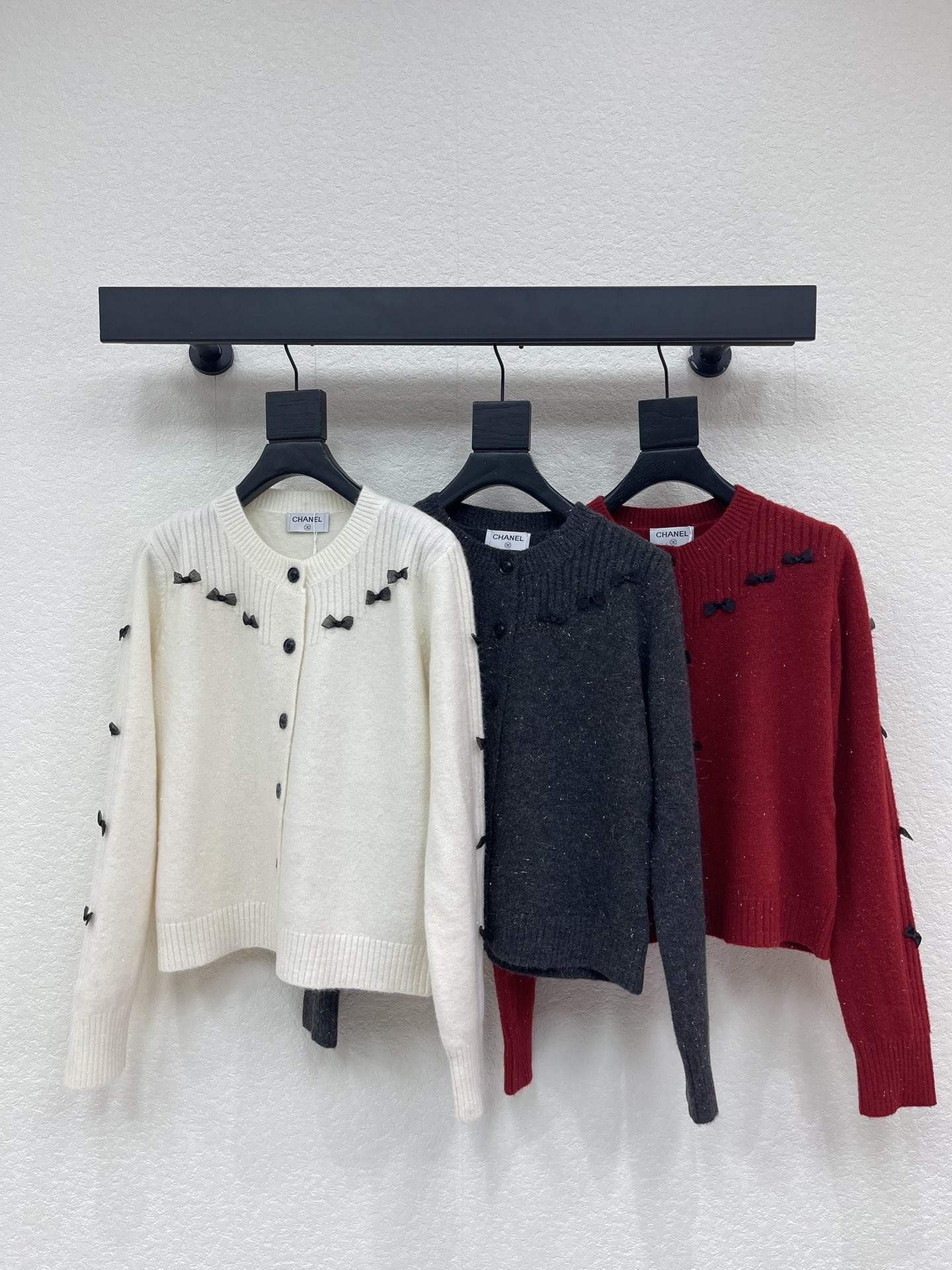 NO:708523,CHANE*26 early spring new silver thread round neck bow knitted cardigan!  Customized YB wool yarn weaving has a delicate texture and is comfortable to wear. The neckline is embellished with a black bow, which is sweet and elegant yet refined. The custom-made soft and waxy wool fabric is skin-friendly, and the regular version hides flesh and is casual. It can easily create an elegant and sweet ladylike atmosphere. It is a heart-stirring treasure in the wardrobe!  SML A,,chanel,19860909CHANE*26早春新款银丝线圆领蝴蝶结针织开衫！定制YB羊毛纱线织造 质感细腻 穿搭舒适 领口黑蝴蝶结点缀 甜美元气又不失精致 定制软糯的羊毛面料亲肤,常规版型藏肉又随性,都能轻松拿捏优雅又甜美的名媛氛围感,是衣橱里的心动宝藏款！SML A,,chanel,,Women's clothing