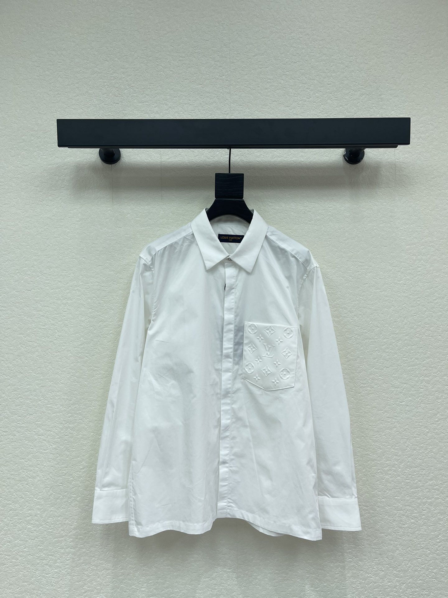 NO:708882,LOUIS VUITTO*26 new embossed pocket lapel long-sleeved shirt, cotton twill woven fabric, standard version with peak lapel, hidden front placket, pearlescent buttons at the top, equipped with base, logo embossing on the chest pocket, and concave and convex embossing technology. These details together ensure the practical function and crisp shape of the shirt. The overall routing is straight and delicate, and the fabric is comfortable and soft. It can be matched with the same style to create a fashionable look and control various occasions. The same style for men and women!  white/black S-XL A,,louis vuitton,shirts,19860909LOUIS VUITTO*26新款压花口袋翻领长袖衬衫,棉质斜纹梭织面料、翻尖领标准版型、隐藏式前襟、顶端珠光纽扣、配有底座、胸袋呈现标识压纹、凹凸压印工艺,这些细节共同确保了衬衫的实用功能与挺括造型.整体走线平直细腻,面料舒适柔软,能与同款搭配营造时尚造型,驾驭各种场合,男女同款！白色/黑色 S-XL A,,louis vuitton,shirts,,Women's clothing