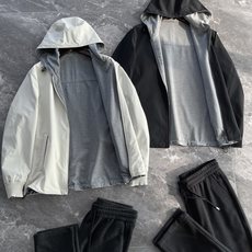 Loro Piana家,经典两面穿连帽夹克,是一款兼具风格与舒适感的时尚选择。以两种不同面料打造而成,一面采用尼龙化纤面 Loro Piana家,经典两面穿连帽夹克,是一款兼具风格与舒适感的时尚选择。以两种不同面料打造而成,一面采用尼龙化纤面