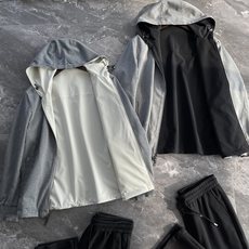 Loro Piana家,经典两面穿连帽夹克,是一款兼具风格与舒适感的时尚选择。以两种不同面料打造而成,一面采用尼龙化纤面 Loro Piana家,经典两面穿连帽夹克,是一款兼具风格与舒适感的时尚选择。以两种不同面料打造而成,一面采用尼龙化纤面