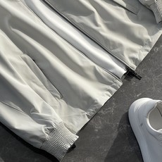 Loro Piana家,经典两面穿连帽夹克,是一款兼具风格与舒适感的时尚选择。以两种不同面料打造而成,一面采用尼龙化纤面 Loro Piana家,经典两面穿连帽夹克,是一款兼具风格与舒适感的时尚选择。以两种不同面料打造而成,一面采用尼龙化纤面