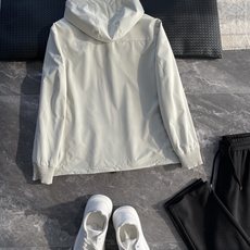 Loro Piana家,经典两面穿连帽夹克,是一款兼具风格与舒适感的时尚选择。以两种不同面料打造而成,一面采用尼龙化纤面 Loro Piana家,经典两面穿连帽夹克,是一款兼具风格与舒适感的时尚选择。以两种不同面料打造而成,一面采用尼龙化纤面