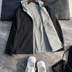 Loro Piana家,经典两面穿连帽夹克,是一款兼具风格与舒适感的时尚选择。以两种不同面料打造而成,一面采用尼龙化纤面 Loro Piana家,经典两面穿连帽夹克,是一款兼具风格与舒适感的时尚选择。以两种不同面料打造而成,一面采用尼龙化纤面