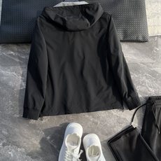 Loro Piana家,经典两面穿连帽夹克,是一款兼具风格与舒适感的时尚选择。以两种不同面料打造而成,一面采用尼龙化纤面 Loro Piana家,经典两面穿连帽夹克,是一款兼具风格与舒适感的时尚选择。以两种不同面料打造而成,一面采用尼龙化纤面