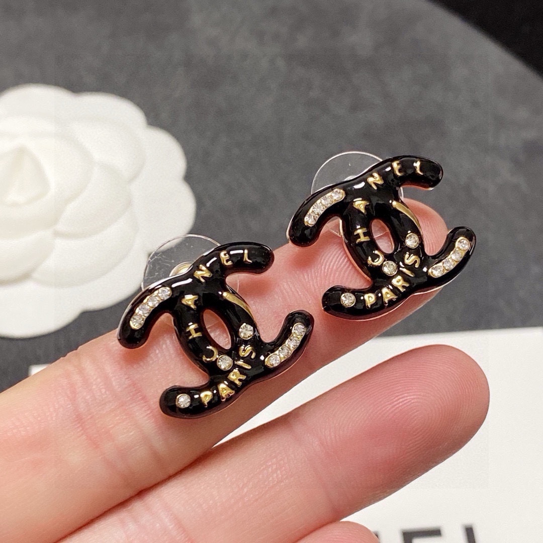 NO:705320,New Xiaoxiang chanel earrings, best-selling model, synchronized counters, exquisite workmanship, heavy-duty version, super fairy and beautiful one, super careful and flawless, comparable to zp, you can earn money when you buy it, earrings, fine jewelry, chanel, earrings19860909新款小香chanel耳钉 热销款 同步专柜 做工精致细腻 重工版本 超级仙女唯美的一款 超级细心无漏洞 媲美zp 买到就是赚到 耳环,饰品精品,chanel,earrings,Jewelry
