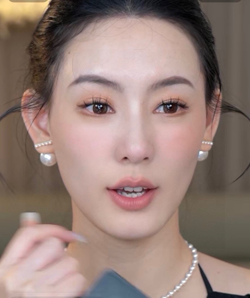 NO:705321,Xiaohongshu recommends the latest high-end Celine high-quality pearl earrings for front and rear wear. Celine has become a popular element, continuing to interpret elegance and create fashion for women. Celine’s jewelry style definitely represents a new lifestyle, just like this earring. The harmonious matching with clothing is very prominent, allowing gorgeousness and freedom to coexist, elegant but never feeling constrained, jewelry boutique, celine, celine, earrings19860909小红书推荐最新爆款高级感Celine赛琳高品质珍珠前后佩戴耳钉 赛琳已经自成一股流行元素,持续为女性诠释优雅、创造时尚,Celine家的饰品风格绝对代表了一种新的生活方式,就像此款耳环,跟服饰之间的和谐搭配性是非常凸出的,让华丽与自在共存,优雅但绝不会感到束缚,饰品精品,celine,celine,earrings,Jewelry