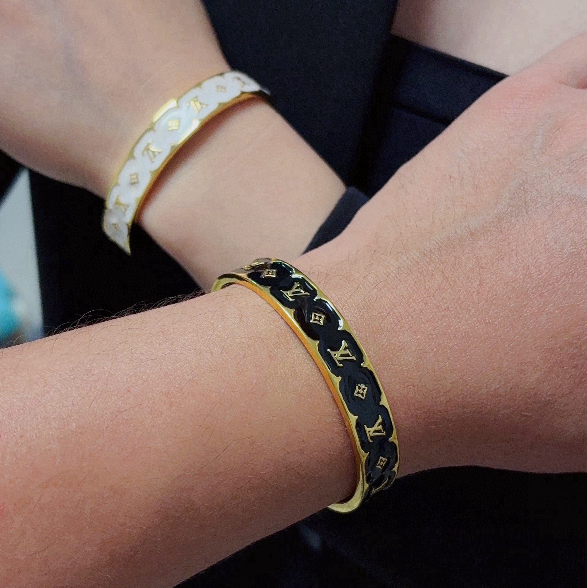 NO:705330,New product, original item, LV letter color printed inlaid and engraved logo bracelet, Louis Vuitton, Louis Vuitton, same counter material, hot model shipped, unique design, retro and avant-garde. Bracelet 14K Seiko color-protected version has been loved by MM since its launch. Each color has its own unique brilliance!  The effect is very nice!  The tiniest one!  It is more durable than ordinary models and shows a fairer complexion, fine jewelry, louis vuitton, louis vuitton, louis vuitton, bracelet19860909新品 原单货 LV字母彩色印花镶嵌雕刻logo手镯Louis Vuitton 路易威登 专柜一致材质 火爆款出货 设计独特 复古前卫.手镯14K精工保色版 从上市以来一直深受MM喜爱每一种颜色都有它独一无二的光彩！上手效果非常好看！最细小的一款！比普通款更耐看显肤色白皙,饰品精品,louis vuitton,louis vuitton,louis vuitton,bracelet,Jewelry