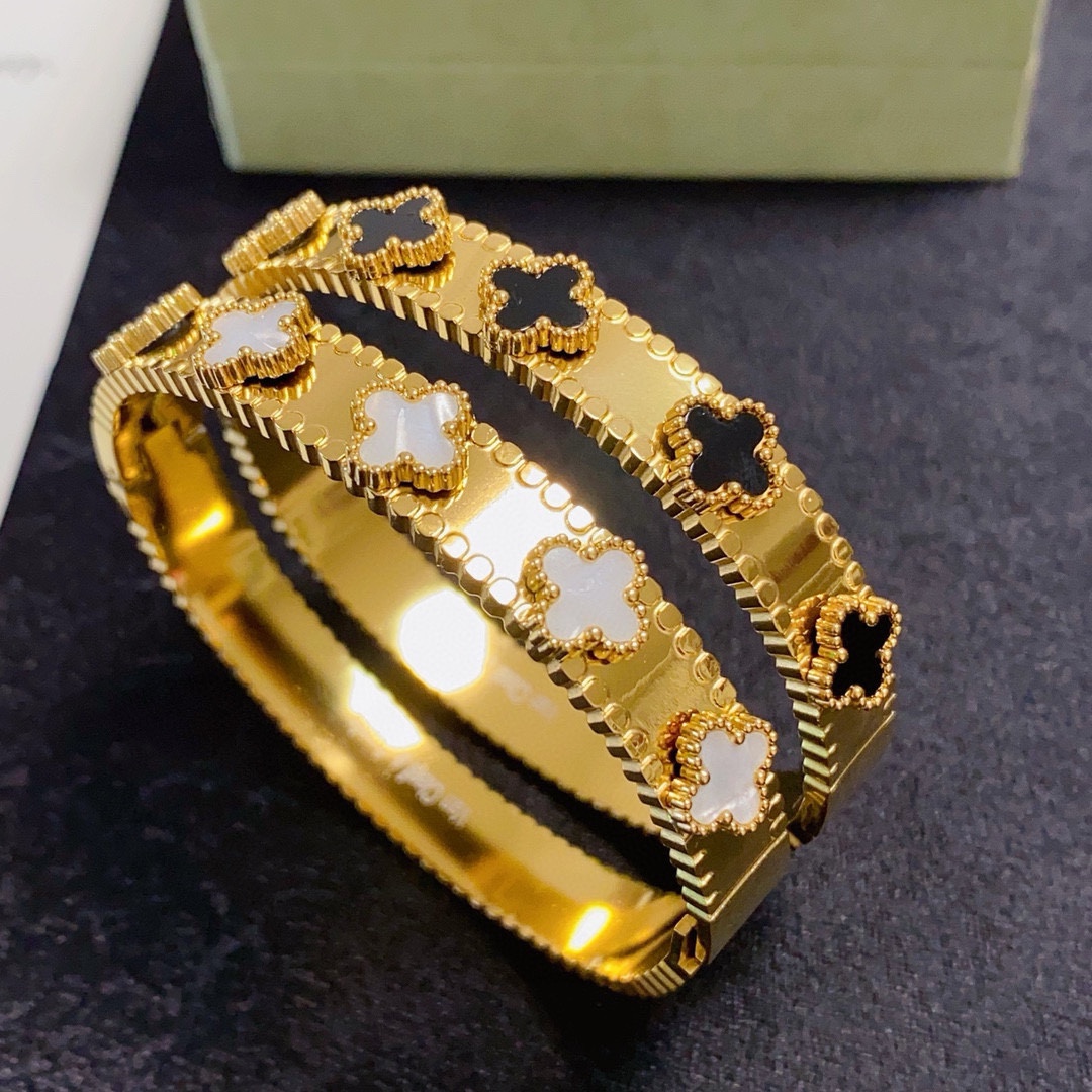 NO:763197,The new VCA four-leaf clover narrow version of the bracelet is here. Classic Arrival! Van Cleef & Arpels bracelet is reproduced in imported stainless steel. The black and white four-leaf clover perfectly depicts the eye-catching natural beauty. The half-circle four-leaf clover design adds elegance and restrained beauty to this bright bracelet. It is super versatile and can be worn on the hand to show fair skin. Boutique jewelry, van cleef, bracelet19860909新款上市VCA四叶草窄版手镯经典来袭Classic Arrival!梵克雅宝手镯进口精钢材质复刻 黑白四叶草完美刻画出夺目自然美感半圈四叶草设计更给这款璀璨的手镯增添了优雅克制之美超级百搭的一款戴在手上显白皙肌肤,饰品精品,van cleef,bracelet,Jewelry