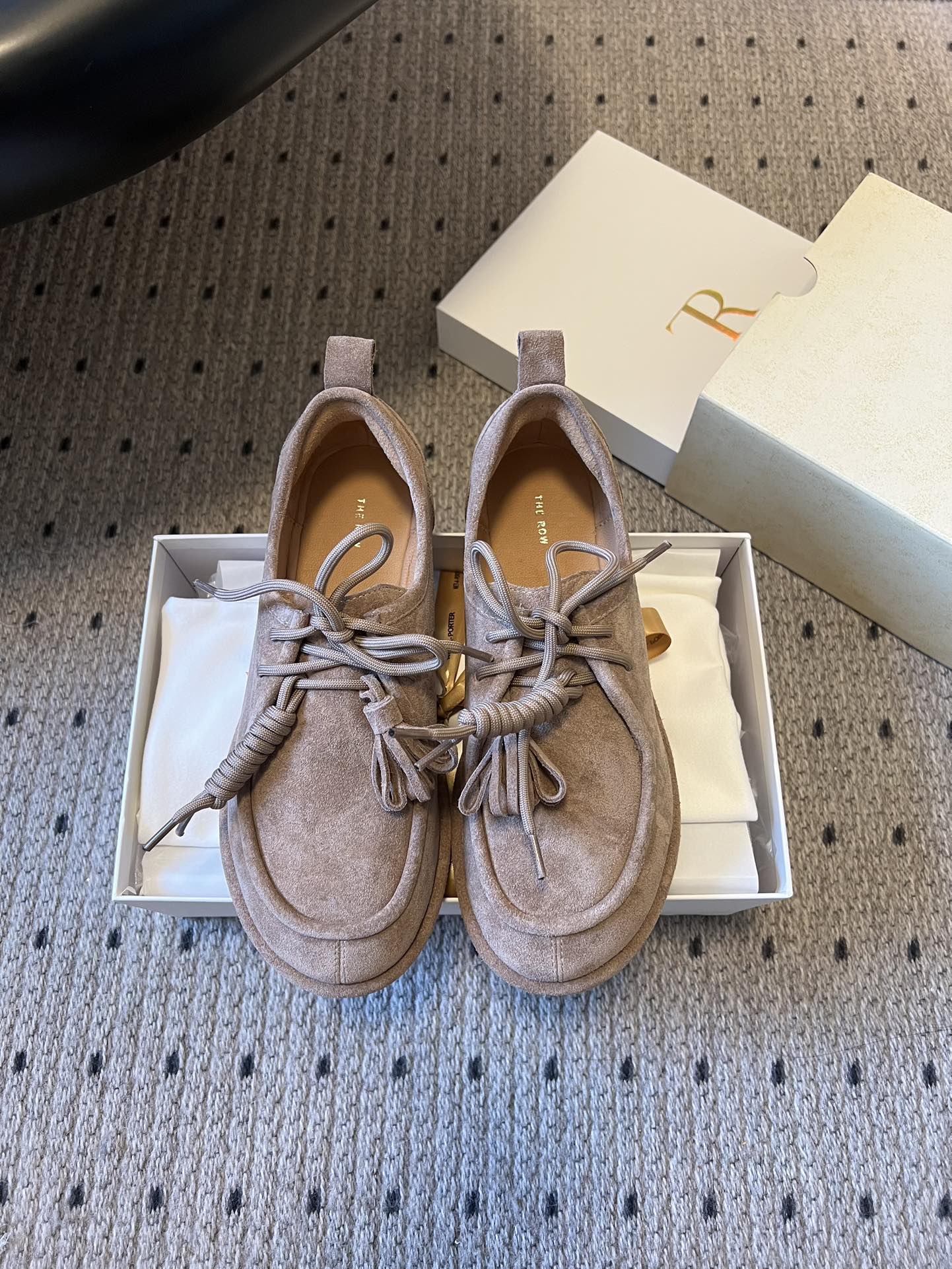 NO:705885,Made in Guangzhou, The Ro*26ss early spring retro new drawstring lace-up loafers are casual shoes. The classic moccasin shoe shape is combined with the lazy feeling of soft-soled mules. The round toe outline is matched with simple drawstring laces. There is no unnecessary decoration. It combines the style attributes of retro leisure and advanced commuting. There is a pull-up webbing at the heel to make it easier to put on and take off.  The upper is made of fine fetal cow velvet, with a soft, waxy and matte texture. It adopts an unstructured soft sole design. The sole is made of ultra-soft leather, which feels close to the ground and is light. The footbed is thickened and cushioned, so there is no sense of pressure when walking for a long time. The upper is imported velvet. The lining is imported water-dyed sheepskin. The outsole is hemmed with genuine leather/rubber outsole and is 2cm taller.  size 35-40 (customized sizes 40 are non-refundable), loafers, loafers, sheepskin19860909莞产 The Ro*26ss早春复古新款抽绳系带乐福鞋休闲鞋 经典莫卡辛鞋型结合软底穆勒鞋的慵懒感,圆头轮廓搭配简约抽绳系带,无多余装饰,兼具复古休闲与高级通勤的风格属性；鞋后跟处设提拉织带,穿脱更便捷. 鞋面选用细腻的胎牛绒打造,质感软糯且哑光高级；采用无结构软底设计,鞋底为超软真皮层,脚感贴合地面且轻便,鞋床做加厚缓冲处理,长时间行走无压迫感. 鞋面进口胎牛绒 内里进口水染羊皮 大底真皮沿条包边/橡胶大底 增高2cm size35-40码（40码定制不退换）,乐福鞋,loafers,sheepskin,Women's Shoes