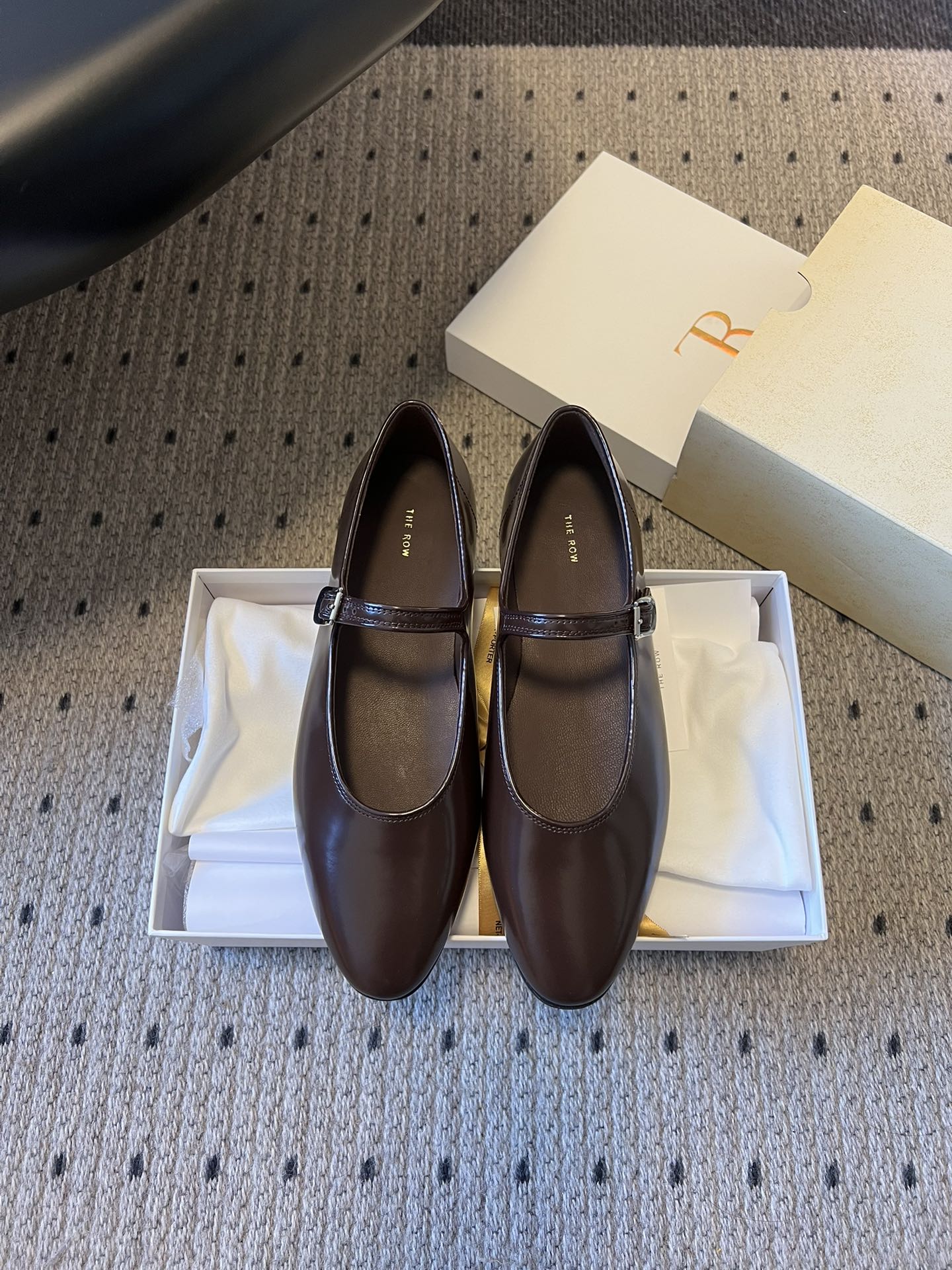 NO:705860,Made in Guangzhou, The Ro*26ss early spring retro new one-line buckle Mary Jane small leather shoes are extremely minimalist, without unnecessary decoration, using an almond toe shoe shape, with a single adjustable pin buckle strap, smooth lines and the elegance of retro Mary Janes and ballet shoes. The footbed is padded and embossed with the brand logo, and the ultra-thin heel of about 1cm combines comfort and leg line modification. There is no foot grinding problem and can be worn for a long time.  Upper with open mark beaded cowhide/cow suede, lining mixed sheepskin, outsole made of genuine leather, injection molded, increased by 1cm, size 35-40 (customized size 40 is non-returnable), single shoes Mary Jane, mary jane, cowhide, sheepskin, Leather soles19860909莞产 The Ro*26ss早春复古新款一字扣带玛丽珍小皮鞋单鞋 极致极简,无多余装饰,采用杏仁头鞋型,搭配单条可调节针扣束带,线条流畅且兼具复古玛丽珍与芭蕾鞋的优雅感. 鞋床带衬垫且压印品牌徽标,1cm左右超薄鞋跟兼顾舒适度与腿部线条修饰,无磨脚问题,可长时间穿着. 鞋面开标珠牛皮/牛反绒 内里混种羊皮 大底真皮大底注塑射出 增高1cm size35-40码（40码定制不退换）,单鞋玛丽珍,mary jane,cowhide,sheepskin,Leather soles,Women's Shoes