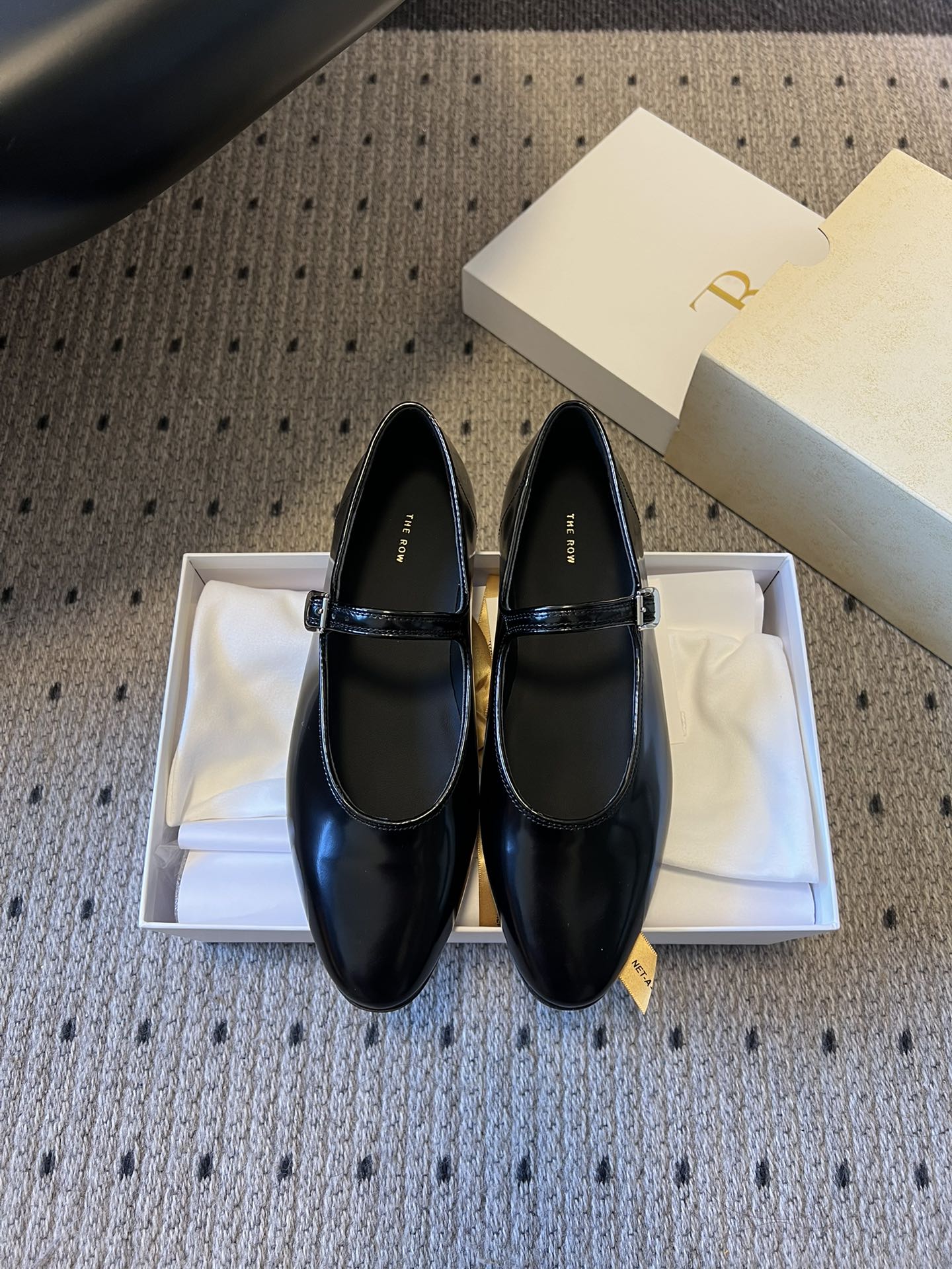 NO:705763,Purchasing agent, Dongguan factory high quality The Ro*26ss early spring retro new style buckle Mary Jane small leather shoes. Extremely minimalist, no redundant decoration, using almond toe shoe shape, with a single adjustable pin buckle strap, smooth lines and the elegance of retro Mary Jane and ballet shoes. The footbed is padded and embossed with the brand logo, and the ultra-thin heel of about 1cm takes into account comfort and leg line modification. There is no foot grinding problem and can be worn for a long time.  Upper with open mark beaded cowhide/cow suede, lining mixed sheepskin, outsole made of genuine leather, injection molded, increased by 1cm, size 35-40 (customized size 40 is non-returnable), single shoes, mary jane, cowhide, sheepskin, Leather soles19860909代购级 莞厂高品质 The Ro*26ss早春复古新款一字扣带玛丽珍小皮鞋单鞋 极致极简,无多余装饰,采用杏仁头鞋型,搭配单条可调节针扣束带,线条流畅且兼具复古玛丽珍与芭蕾鞋的优雅感. 鞋床带衬垫且压印品牌徽标,1cm左右超薄鞋跟兼顾舒适度与腿部线条修饰,无磨脚问题,可长时间穿着. 鞋面开标珠牛皮/牛反绒 内里混种羊皮 大底真皮大底注塑射出 增高1cm size35-40码（40码定制不退换）,单鞋,mary jane,cowhide,sheepskin,Leather soles,Women's Shoes