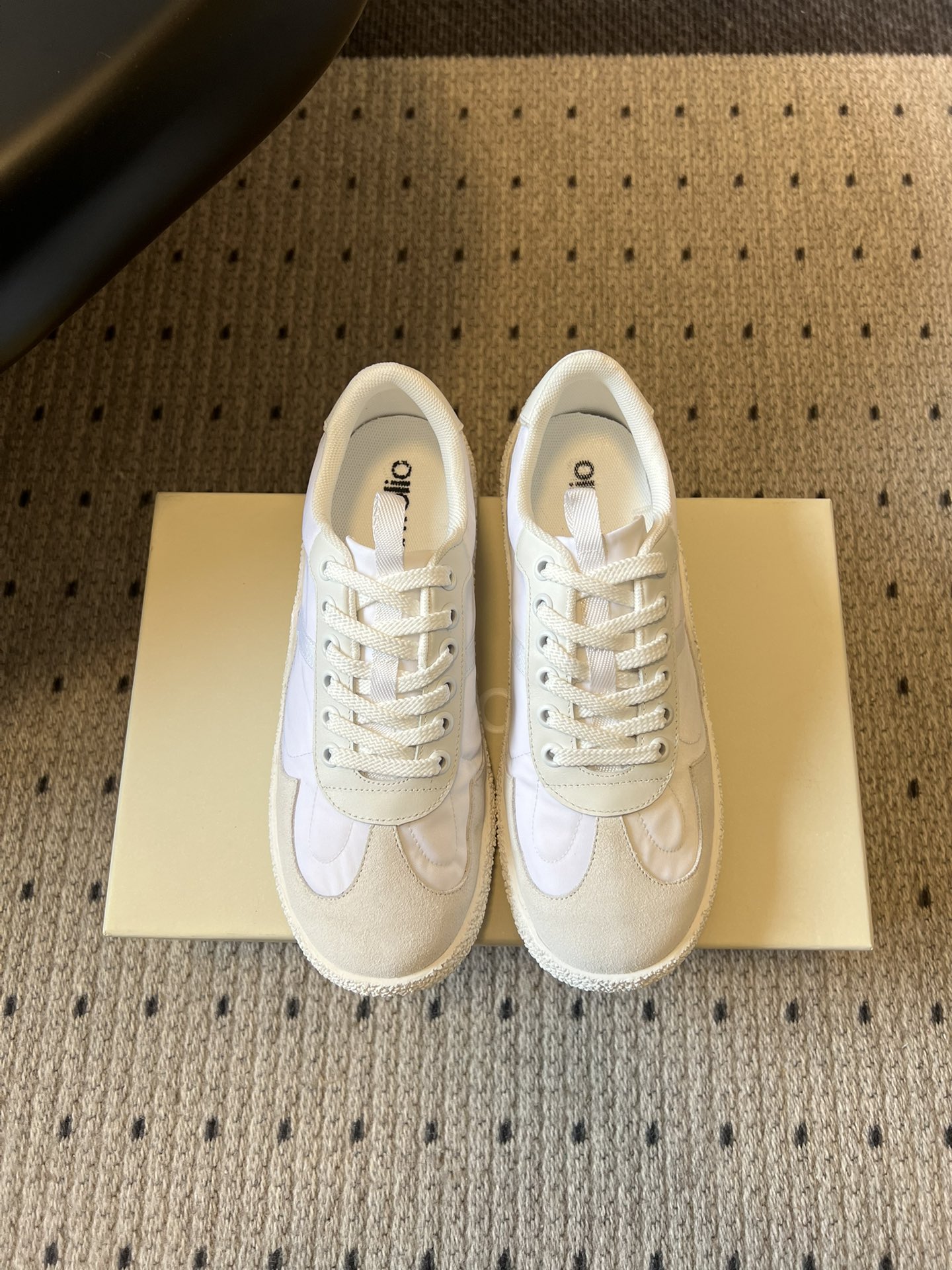 NO:707525,Top quality Unfoli*26ss early spring new moral training shoes, casual shoes and sports shoes. The upper is made of cowhide and silk leather, which is soft to the touch and has a delicate texture. It is equipped with a foam rubber non-slip outsole, the texture imitates the gravel road in the park, has strong grip and good shock absorption effect when walking.  The classic style of Dexun shoes, minimalist black and white color scheme, has both a retro feel and versatility, and is suitable for various casual and daily wear scenarios. The shoe shape fits the foot shape, and the elastic design of the upper adapts to different foot shapes, making it less prone to fatigue when worn for a long time. The upper is cowhide/silk, the lining is sheepskin, and the outsole is wear-resistant and molded. The height is increased by 2cm.  size 35-41 (customized sizes 40 and 41 are non-refundable), casual shoes/sports shoes, sneakers, cowhide, sheepskin, real silk19860909顶级品质 Unfoli*26ss早春新款德训鞋休闲鞋运动鞋 鞋面采用牛皮真丝皮革拼接,触感柔软且质感细腻.配备泡沫胶防滑大底,纹路模仿公园石子路,抓地力强,行走时减震效果好. 经典的德训鞋鞋型,极简黑白配色,兼具复古感与百搭性,适配休闲、日常多种穿搭场景.鞋型贴合脚型,鞋面弹力设计适配不同脚型,长时间穿着不易疲劳. 鞋面牛皮/真丝 内里羊皮 大底耐磨成型大底 增高2cm size35-41码（40、41码定制不退换）,休闲鞋/运动鞋,sneakers,cowhide,sheepskin,real silk,Women's Shoes