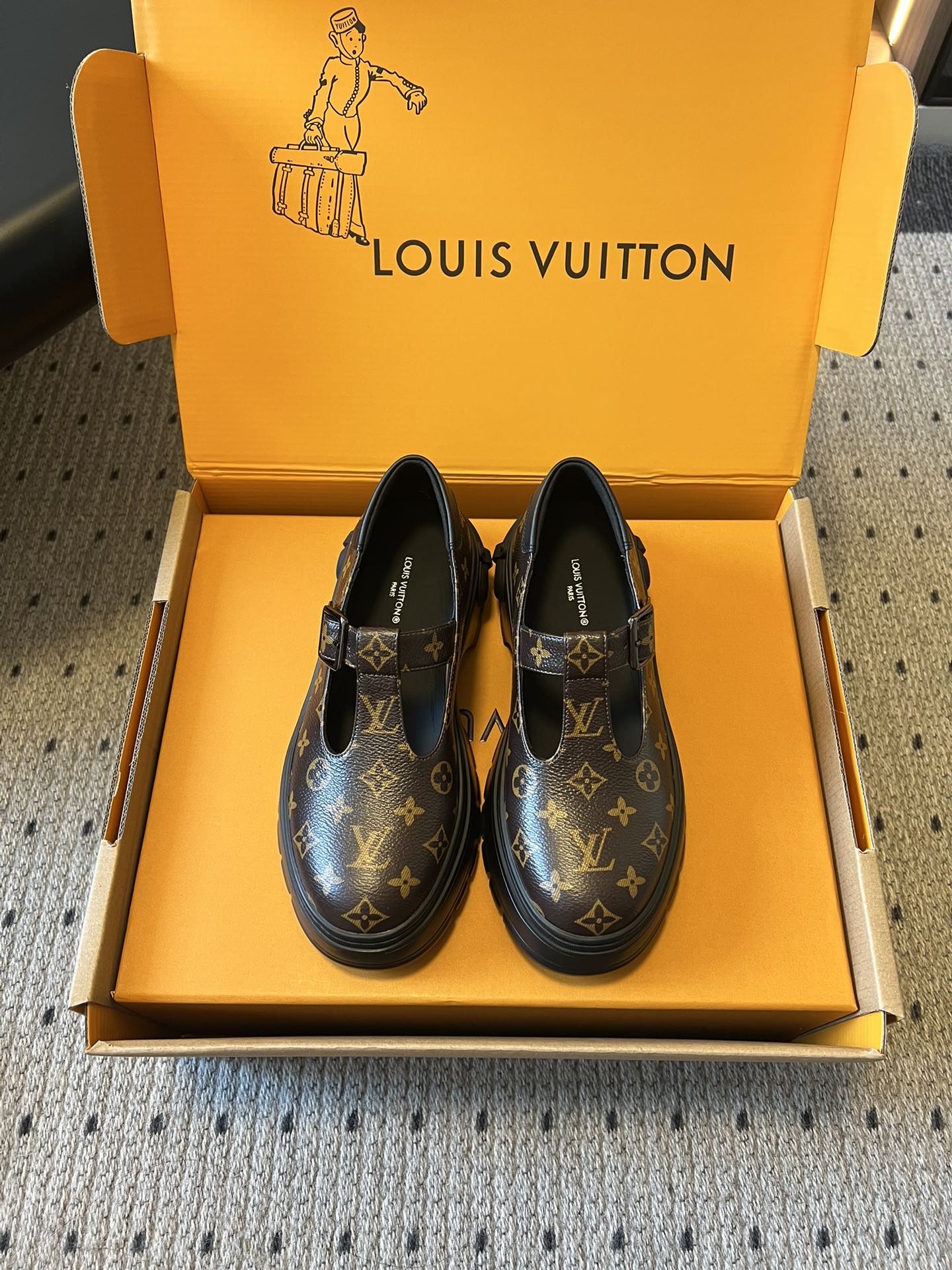 NO:705848,Top quality Louis Vuitto* new thick-soled presbyopia vintage Mary Jane shoes. The 5cm thick-soled design can modify the proportion of the legs. The footbed has built-in cushioning insole, which has good shock absorption effect when walking. The strap is an adjustable metal pin buckle to adapt to different foot types. The edge of the shoe mouth is soft-packed to reduce the problem of foot grinding. 'LOUIS' is printed on the tongue and upper of the shoe.  VUITTON' brand logo, the hardware has an aged metal texture, and the old-fashioned canvas and leather are stitched with fine craftsmanship, reflecting the level of luxury craftsmanship. The upper is made of beaded cowhide, the lining is cowhide, the sole is IP foam outsole, and the height is increased by 5cm. Size 35-40 (customized size 40 is non-returnable).19860909顶级品质 Louis Vuitto* 新款厚底老花复古玛丽珍鞋 5cm厚底设计可修饰腿部比例,鞋床内置缓冲鞋垫,行走时减震效果好；束带为可调节金属针扣,适配不同脚型,鞋口边缘做软包处理,减少磨脚问题. 鞋舌与鞋帮处印“LOUIS VUITTON”品牌标识,五金件为做旧金属质感,老花款的帆布与皮革拼接工艺精细,体现奢品工艺水准. 鞋面开边珠牛皮 内里牛皮 鞋底IP发泡大底 增高5cm Size35-40码（40码定制不退换）,玛丽珍,louis vuitton,mary jane,cowhide,Women's Shoes