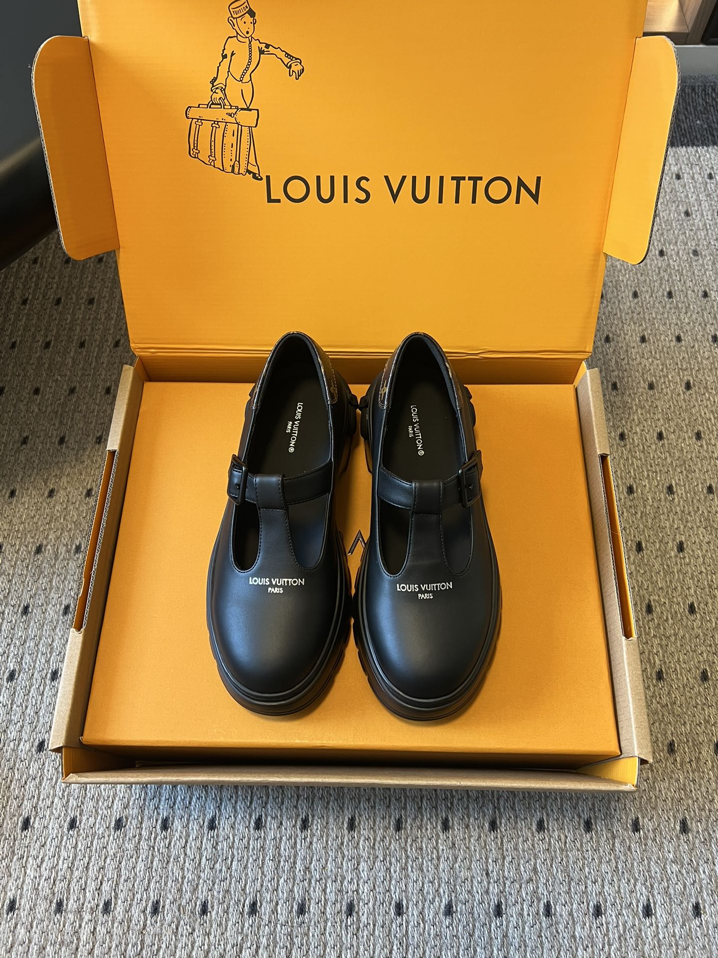 NO:706241,Purchasing-grade Louis Vuitton new thick-soled presbyopic vintage Mary Jane shoes. The 5cm thick-soled design can modify the proportions of the legs. The footbed has built-in cushioning insole, which has a good shock-absorbing effect when walking. The strap is an adjustable metal pin buckle to adapt to different foot types. The edge of the shoe mouth is soft-packed to reduce the problem of foot grinding. 'LOUIS' is printed on the tongue and upper of the shoe.  VUITTON' brand logo, the hardware has an aged metal texture, and the old-fashioned canvas and leather are stitched with fine craftsmanship, reflecting the level of luxury craftsmanship. The upper is made of beaded cowhide, the lining is cowhide, the sole is IP foam outsole, and the height is increased by 5cm. Size 35-40 (customized size 40 is non-returnable).19860909代购级 Louis Vuitton 新款厚底老花复古玛丽珍鞋 5cm厚底设计可修饰腿部比例,鞋床内置缓冲鞋垫,行走时减震效果好；束带为可调节金属针扣,适配不同脚型,鞋口边缘做软包处理,减少磨脚问题. 鞋舌与鞋帮处印“LOUIS VUITTON”品牌标识,五金件为做旧金属质感,老花款的帆布与皮革拼接工艺精细,体现奢品工艺水准. 鞋面开边珠牛皮 内里牛皮 鞋底IP发泡大底 增高5cm Size35-40码（40码定制不退换）,玛丽珍,louis vuitton,mary jane,cowhide,Women's Shoes