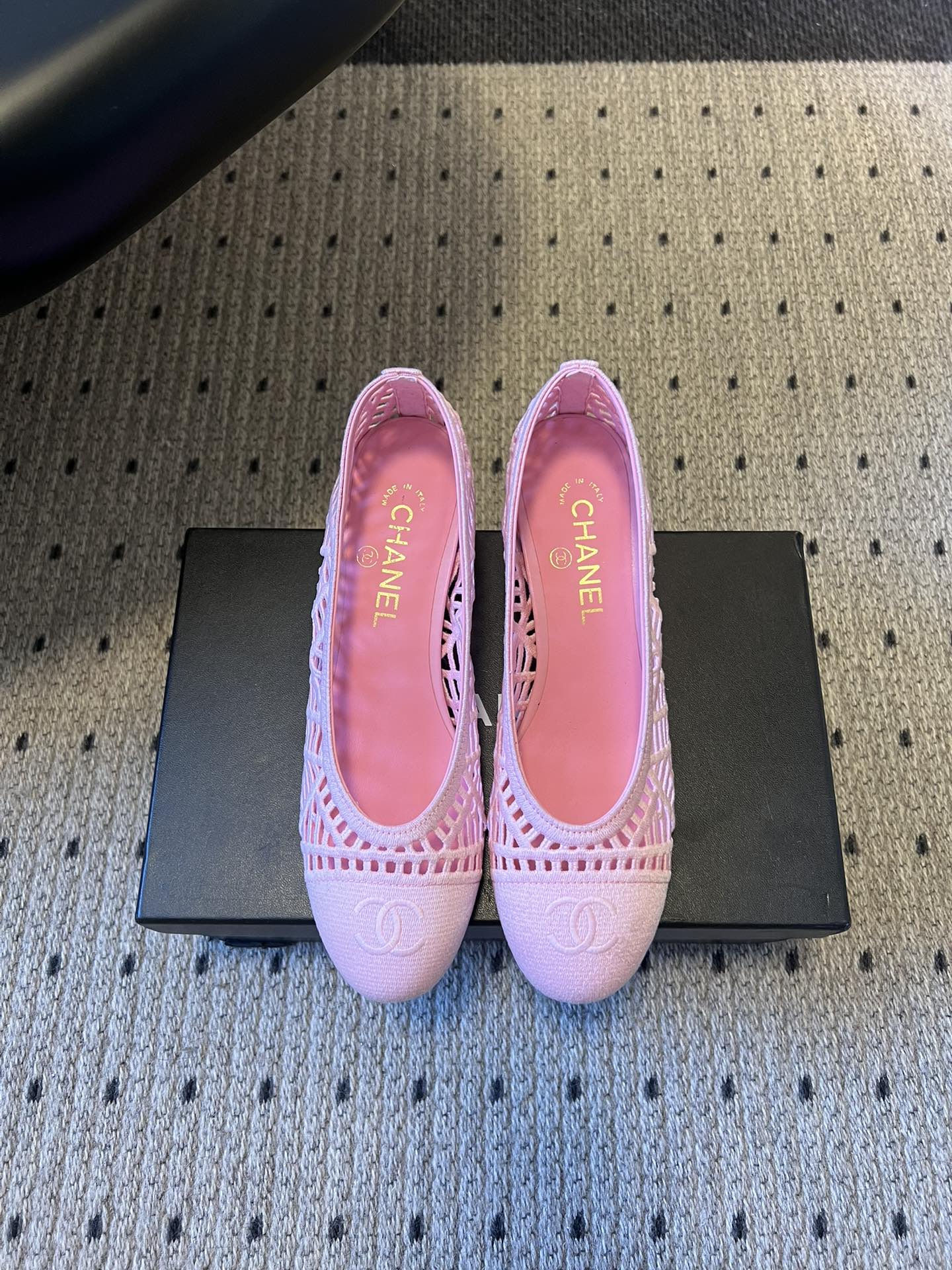 NO:705884,Top quality Chane*26ss new thick high-heeled hollow breathable shoes adopt hollow weaving technology, with exquisite texture and strong breathability. The toe is integrated with the brand's classic double C logo, and the design is highly recognizable. The flat shoe shape is suitable for daily commuting, leisure and other scenes and long-term wear. The shoe body is soft and skin-friendly, fits the foot shape and is not easy to wear.  The colors include light gold, pink, white, black, etc., with fresh or simple styles, suitable for different outfits. The shoe shape has smooth lines, and the visual effect of modifying the foot shape is light. The brand logo is printed on the inside, and the texture is reflected in the details. Customized fiber woven upper, sheepskin lining, Italian leather outsole, increased by 1cm, size 35-40 (customized size 40 is not returnable), single shoes Mary Jane, chanel, mary jane, flats, sheepskin, Leather soles19860909顶级品质 Chane*26ss 新款粗高跟镂空透气单鞋 采用镂空编织工艺,纹理精致且透气性强.鞋头融入品牌经典双C标识,设计辨识度高.平底鞋型,适配日常通勤、休闲等多场景长时间穿着.鞋身材质柔软亲肤,贴合脚型不易磨脚 配色包含浅金、粉色、白色、黑色等,风格清新或简约,适配不同穿搭.鞋型线条流畅,修饰脚型视觉效果轻盈.内里印有品牌标识,细节处体现质感. 鞋面定制纤维编织 内里羊皮 大底意大利真皮大底 增高1cm size35-40码（40码定制不退换）,单鞋玛丽珍,chanel,mary jane,flats,sheepskin,Leather soles,Women's Shoes