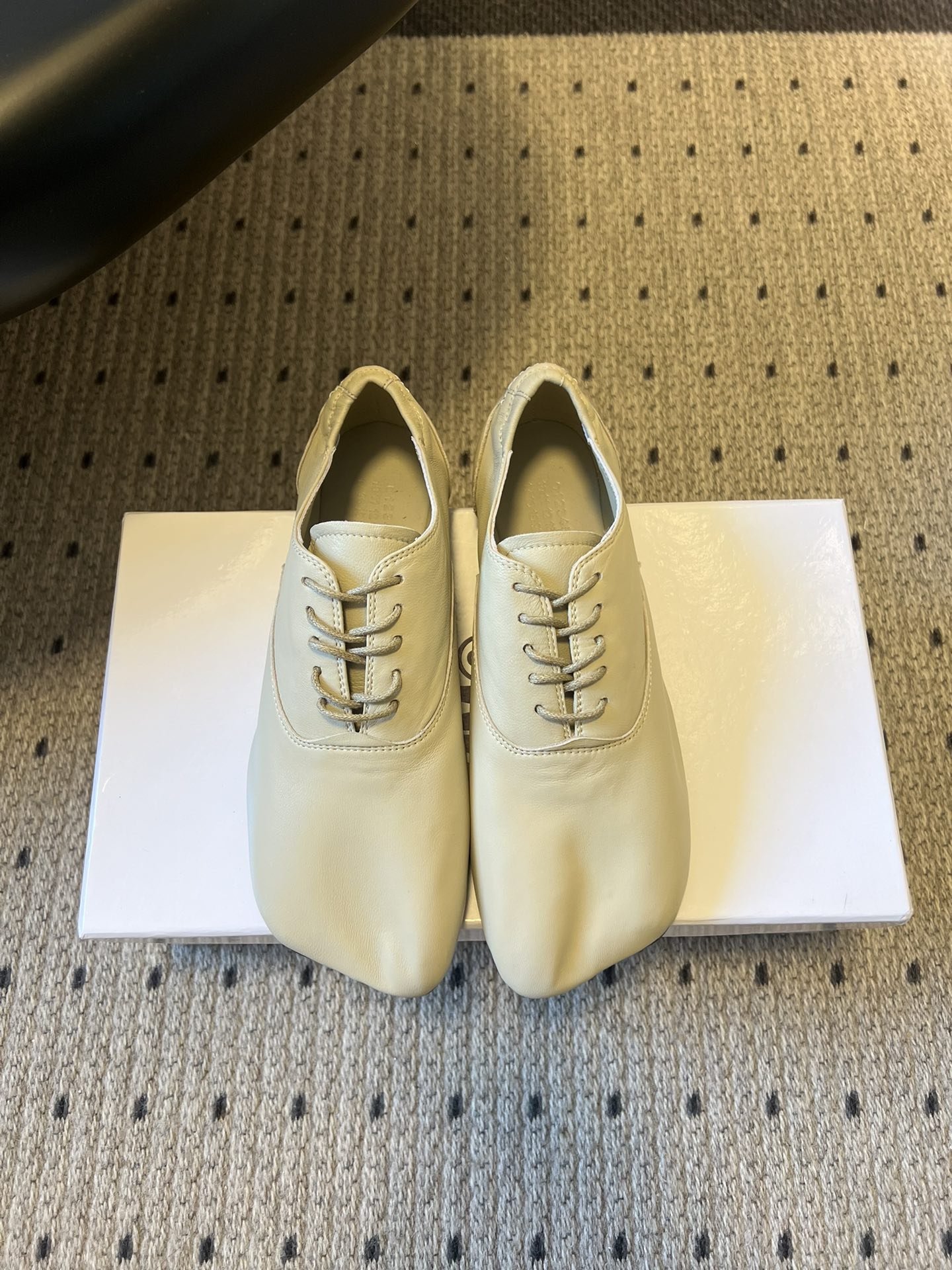 NO:705854,Top quality Maison Margiel*26ss early spring new square-toe lace-up flat casual shoes combine the soft silhouette of ballet shoes with the lace-up structure of Oxford shoes. The toe is an iconic square toe design, with simple and sculptural lines, breaking the boundaries of traditional shoe styles. Made of fine soft leather, the upper has no stiff splicing, the texture is soft and fits the foot, and the stitching process of the shoe body is exquisite, continuing the brand's exquisite attention to material texture.  The basic black and white color scheme is more adaptable and meets different matching needs. It implements Maison Margiela's iconic 'deconstruction', simplifies the functional decoration of shoes, retains the core wearing experience, and is both artistic and practical. Imported sheepskin upper, sheepskin lining, genuine leather outsole, increased by 1cm, size 35-40 (40 size customization is not returnable), ballet shoes, flats, sheepskin, Leather soles19860909顶级品质 Maison Margiel*26ss早春新品方头系带平底鞋休闲鞋 融合芭蕾鞋的柔软廓形与牛津鞋的系带结构,鞋头为标志性的方头设计,线条简约且具雕塑感,打破传统鞋型的边界感.采用细腻的软质皮革打造,鞋面无生硬拼接,质感柔软贴合脚部,鞋身缝线工艺精致,延续品牌对材质肌理的考究. 基础黑白色系则适配性更强,满足不同搭配需求.贯彻 Maison Margiela 标志性的“解构主义”,简化鞋履的功能性装饰,保留核心穿着体验,兼具艺术感与实穿性. 鞋面进口羊皮 内里羊皮 大底真皮大底 增高1cm size35-40码（40码定制不退换）,芭蕾舞鞋,flats,sheepskin,Leather soles,Women's Shoes