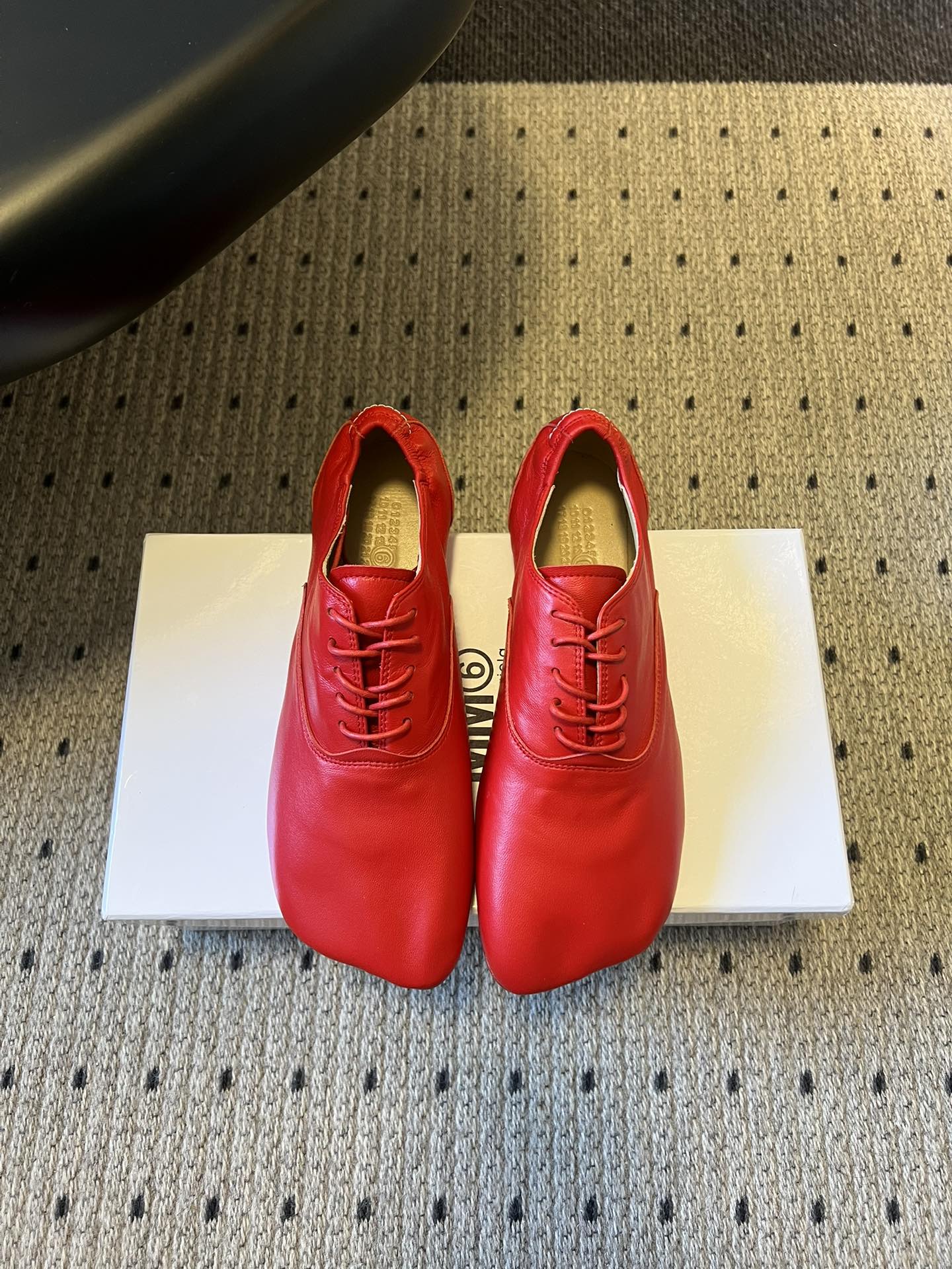 NO:706244,The top version of Maison Margiela 26ss early spring new square-toe lace-up flat casual shoes combines the soft silhouette of ballet shoes with the lace-up structure of Oxford shoes. The toe is an iconic square toe design, with simple and sculptural lines, breaking the boundaries of traditional shoe styles. Made of fine soft leather, the upper has no stiff splicing, the texture is soft and fits the foot, and the stitching process of the shoe body is exquisite, continuing the brand's exquisiteness in material texture.  The basic black and white color scheme is more adaptable and meets different matching needs. It implements Maison Margiela's iconic 'deconstruction', simplifies the functional decoration of shoes, retains the core wearing experience, and is both artistic and practical. Imported sheepskin upper, sheepskin lining, genuine leather outsole, increased by 1cm, size 35-40 (40 size customization is not returnable), ballet shoes, flats, sheepskin, Leather soles19860909顶级版本 Maison Margiela 26ss早春新品方头系带平底鞋休闲鞋 融合芭蕾鞋的柔软廓形与牛津鞋的系带结构,鞋头为标志性的方头设计,线条简约且具雕塑感,打破传统鞋型的边界感.采用细腻的软质皮革打造,鞋面无生硬拼接,质感柔软贴合脚部,鞋身缝线工艺精致,延续品牌对材质肌理的考究. 基础黑白色系则适配性更强,满足不同搭配需求.贯彻 Maison Margiela 标志性的“解构主义”,简化鞋履的功能性装饰,保留核心穿着体验,兼具艺术感与实穿性. 鞋面进口羊皮 内里羊皮 大底真皮大底 增高1cm size35-40码（40码定制不退换）,芭蕾舞鞋,flats,sheepskin,Leather soles,Women's Shoes