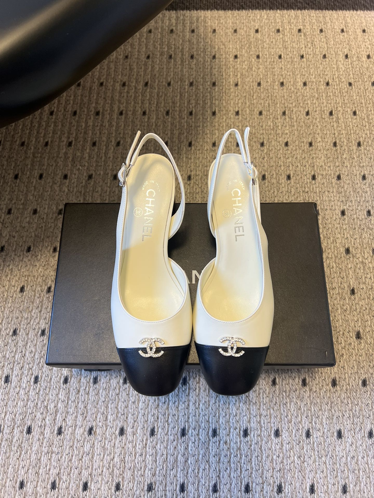 NO:705856,Top quality Chane*26ss early spring new thick high-heeled shoes with back strap and shallow mouth shoes. It continues the brand's iconic black and white color matching, with a round double C metal logo. The back strap design is both fixed and elegant. The upper is made of fine lambskin material, which is soft to the touch and has a high-end texture. The shoe body has neat stitching and the metal accessories are exquisitely polished, reflecting the brand's strict requirements for craftsmanship details.  Three colors are launched: pure black, white and black, and beige and black. The pure black model is simple and elegant, and the color-blocked model echoes the brand's classic two-color genes. The adjustable back strap design improves wearing adaptability. It has both a formal and everyday feel and can be matched with suits, dresses, jeans and other clothing. It is Chanel's classic shoe that is both iconic and practical. Sheepskin upper, sheepskin lining, Italian genuine leather outsole, 5cm higher  size 35-40 (customized sizes 40 are not returnable), sandals, chanel, chanel, sandals, high heels, skirts, jeans, business suit, sheepskin, Leather soles19860909顶级品质 Chane*26ss早春新品粗高跟鞋后绊带浅口鞋单鞋 延续品牌标志性的黑白拼色,搭配圆形双C金属徽标,后绊带设计兼具固定性与优雅感,鞋面采用细腻的小羊皮材质,触感柔软且质感高级,鞋身缝线工整,金属配件抛光精致,体现品牌对工艺细节的严苛要求. 推出纯黑、白黑拼、米黑拼三款配色,纯黑款简约大气,拼色款呼应品牌经典双色基因,后绊带可调节设计提升穿着适配性.兼具正式感与日常感,可搭配西装、连衣裙、牛仔裤等多种服饰,是香奈儿兼具标志性与实穿性的经典鞋款. 鞋面羊皮 内里羊皮 大底意大利真皮大底 增高5cm size35-40码（40码定制不退换）,凉鞋,chanel,chanel,sandals,high heels,skirts,jeans,business suit,sheepskin,Leather soles,Women's Shoes