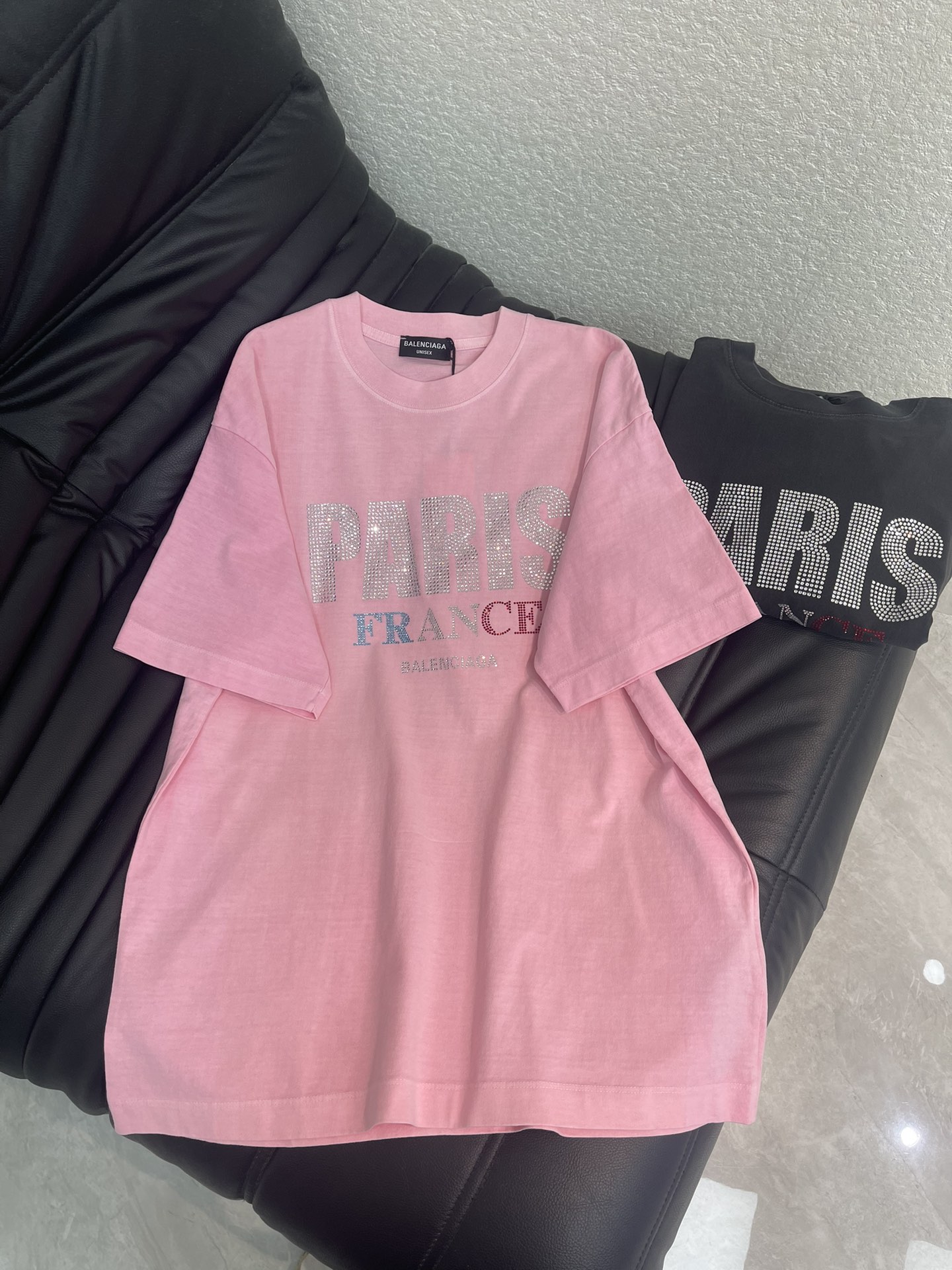 NO:708887,Balenciag*26 new heavy-duty studded letter short-sleeved T-shirt. Pure cotton washed and distressed. The washed fabric is not limited to basic colors, but also has rich distressed effects to meet the needs of different styles. The fabric is breathable and comfortable, and the unique design combines the brand's fashion elements, making people feel a unique artistic charm and cultural heritage. This T-shirt can make you the focus, easily control various styles, and show your personal charm. OS large version, same style for men and women!  S-XL AA,,T-shirt,tees,t-shirt,19860909Balenciag*26新款重工钉钻字母短袖T恤.纯棉水洗做旧工艺, 水洗面料不仅限于基础色彩,更有丰富的 做旧效果,满足不同风格需求.面料透气舒适,设计独特,融合了品牌的时尚元素,让人感受到一种独特的艺术魅力与文化底蕴.这款T恤都能让你成为焦点,轻松驾驭各种风格,展现个性魅力.OS大版型,男女同款！S-XL AA,,T-shirt,tees，t-shirt,,Women's clothing