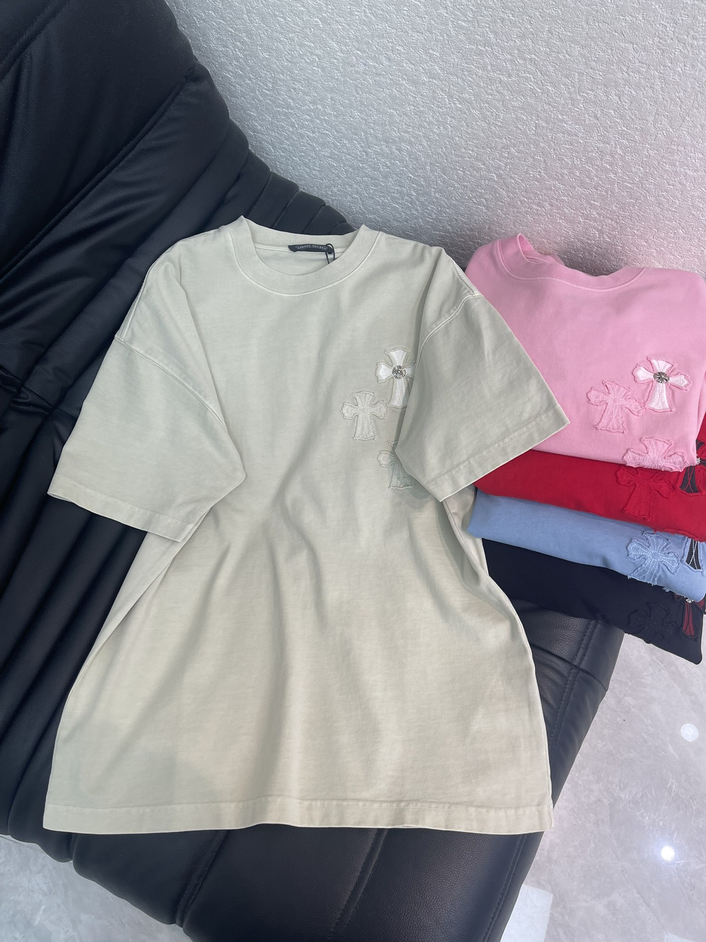 NO:708525,Chrome Hearts* Chrome Hearts 26 new cross patch embroidered letter short-sleeved T-shirt. Pure cotton washed distressed technology, washed fabrics are not limited to basic colors, but also rich in distressed effects to meet different style needs. The fabric is breathable and comfortable, and the unique design combines the brand's fashion elements, making people feel a unique artistic charm and cultural heritage. This T-shirt can make you the focus, easily control various styles, and show your personal charm. OS large version, same style for men and women!  S-XL A,,chrome hearts,chrome hearts,T-shirt,tees,t-shirt,19860909Chrome Hearts*克罗心26新款十字架贴布绣字母短袖T恤.纯棉水洗做旧工艺, 水洗面料不仅限于基础色彩,更有丰富的 做旧效果,满足不同风格需求.面料透气舒适,设计独特,融合了品牌的时尚元素,让人感受到一种独特的艺术魅力与文化底蕴.这款T恤都能让你成为焦点,轻松驾驭各种风格,展现个性魅力.OS大版型,男女同款！S-XL A,,chrome hearts,chrome hearts,T-shirt,tees，t-shirt,,Women's clothing