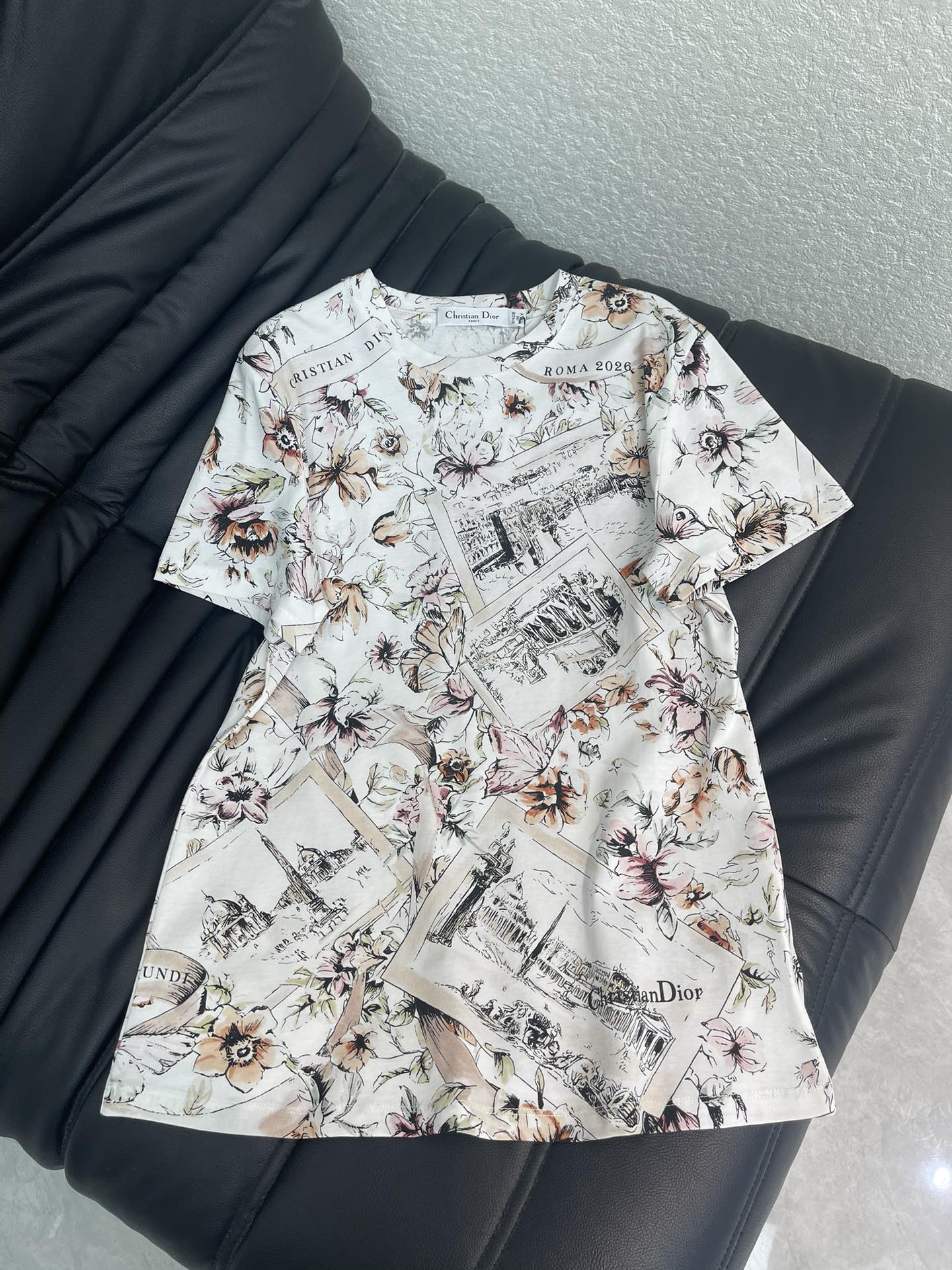 NO:708516,Dio*26 new spring and summer short-sleeved T-shirt with printed letter logo. Customized YB mercerized cotton material, breathable and comfortable, full texture, regular T-shirt cut, hand-painted flowers intertwined with Roman architectural patterns, light brown and jet black color combinations are advanced and elegant, cotton fabric is light and breathable, round neck with loose fit, lazy and casual without losing French sophistication, it is simply a treasure item in the wardrobe. SML  AA,,dior,T-shirt,tees,t-shirt,19860909Dio*26春夏新款印花字母徽标短袖T恤.定制YB丝光全棉材质,透气舒适,质感十足,常规T恤裁剪,手绘风花卉交织罗马建筑纹样,浅棕与墨黑的配色高级又雅致,全棉面料轻薄透气,圆领搭配宽松版型,慵懒随性又不失法式精致感,简直是衣柜的宝藏单品.SML AA,,dior,T-shirt,tees，t-shirt,,Women's clothing