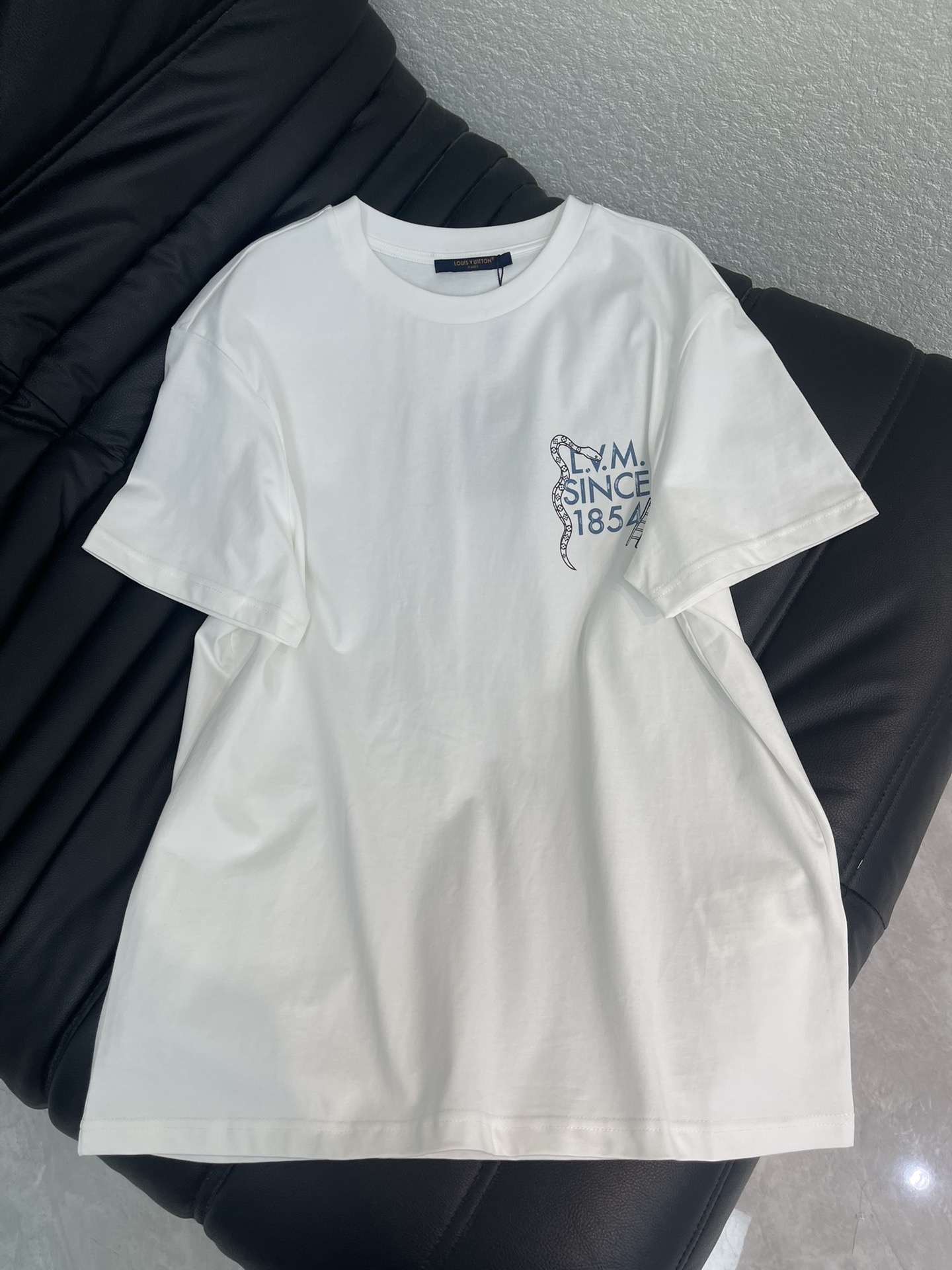 NO:708512,Louis  vuitto*26 new spring and summer printed checkerboard short-sleeved T-shirt. Customized YB native cotton material, breathable and comfortable, full of texture, loose T-shirt cut, checkerboard game printed white T-shirt, perfectly blending trendy and artistic sense. The Snakes and Ladders pattern on a pure white background is rich in color and full of ingenuity.  The retro checkerboard texture and brand logo add a playful design to the simple T-shirt. The soft cotton fabric is skin-friendly and breathable, and the loose fit hides flesh and is casual. It is an eye-catcher when worn alone, and can be easily layered when layered. It is a trendy item in the wardrobe that combines personality and practicality. SML  A,,louis vuitton,T-shirt,tees,t-shirt,19860909Louis vuitto*26春夏新款印花棋盘格短袖T恤.定制YB原生全棉材质,透气舒适,质感十足,宽松T恤裁剪,棋盘格游戏印花白T,将潮趣与艺术感完美融合.纯白底色上的蛇梯棋图案色彩丰富又充满巧思,复古的棋盘格纹理搭配品牌标识,让简约的T恤多了几分玩味设计,柔软的棉质面料亲肤透气,宽松的版型藏肉又随性,单穿是吸睛利器,叠穿也能轻松打造层次感,是衣橱里兼具个性与实用性的潮流单品.SML A,,louis vuitton,T-shirt,tees，t-shirt,,Women's clothing