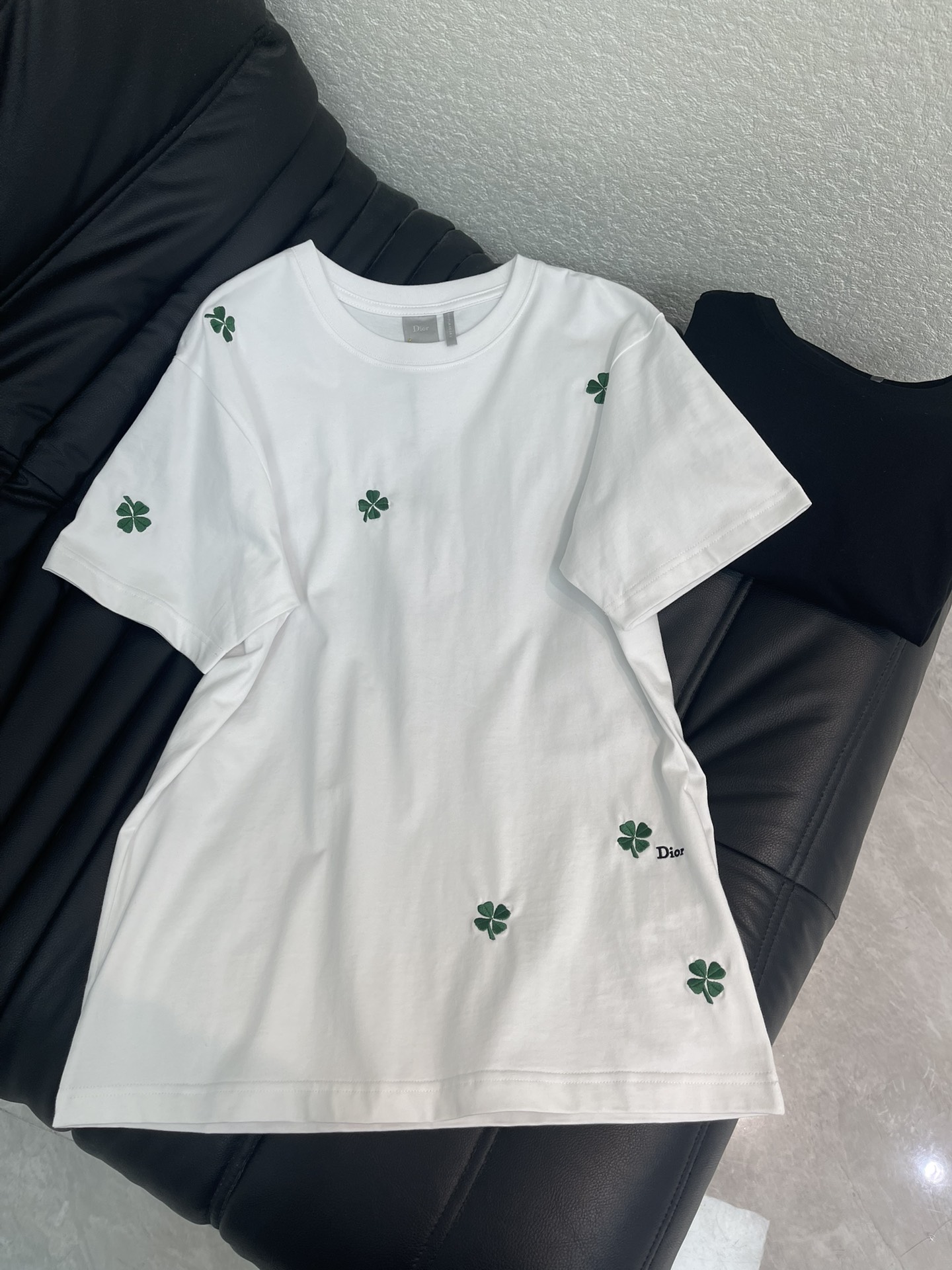 NO:708498,Dio*26 new spring and summer new embroidered four-leaf clover letter logo short-sleeved T-shirt. Customized YB native cotton material, high-quality texture, comfortable and soft, round neck, loose silhouette, short-sleeved cut, four-leaf clover embroidered T-shirt is so heart-breaking!  Fresh green four-leaf clover embroidery is scattered on the body. The white model is clean and refreshing, while the black model is low-key and calm. The simple round neck is loose and casual. The soft cotton fabric is skin-friendly and breathable. Whether worn alone or layered, it can add a touch of smart luck to the look. It is a perfect daily versatile treasure item. SML A,, dior, T-shirt, tees, t-shirt,19860909Dio*26春夏新款刺绣四叶草字母徽标短袖T恤.定制YB原生全棉材质,质感高级,舒适柔软,圆领宽松廓形短袖剪裁,四叶草刺绣T恤也太戳心了！清新的绿色四叶草刺绣错落分布在衣身,白款干净清爽,黑款低调沉稳,简约的圆领版型宽松又随性,柔软的棉质面料亲肤又透气,不管是单穿还是内搭,都能为造型增添一抹灵动的幸运感,妥妥的日常百搭宝藏单品.SML A,,dior,T-shirt,tees，t-shirt,,Women's clothing