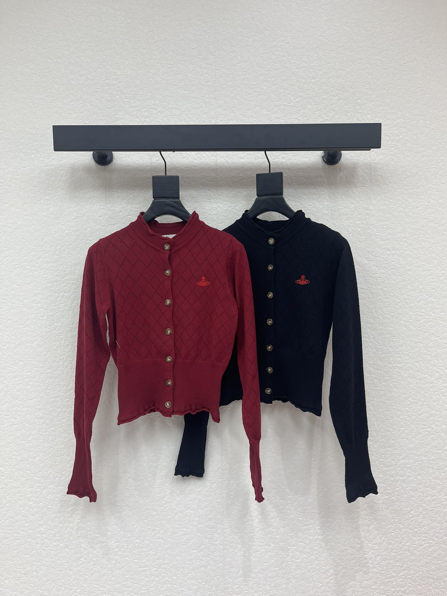 NO:708891,VivieneWestwoo*West Queen Mother's 26 early spring new style Saturn hollow rhombus knitted cardigan!  Customized wool yarn weaving, high-quality texture, comfortable and soft, round neck long-sleeved cardigan cut, collar, cuffs and hem are designed with rolled edges to highlight the gentle temperament. The Saturn logo decoration on the chest highlights the brand tone. The regular fit is becoming more advanced and relaxed. Simple and versatile for daily use in autumn and winter!  SML,,19860909VivieneWestwoo*西太后26早春新款土星镂空菱格针织开衫！定制羊毛纱线织造 质感高级 舒适柔软 圆领长袖开衫剪裁 领口袖口和下摆以卷边设计 突出温柔气质 胸前土星标识装饰 彰显品牌调性 常规版型穿搭愈发高级松弛 秋冬日常简约百搭款！SML,,,Women's clothing