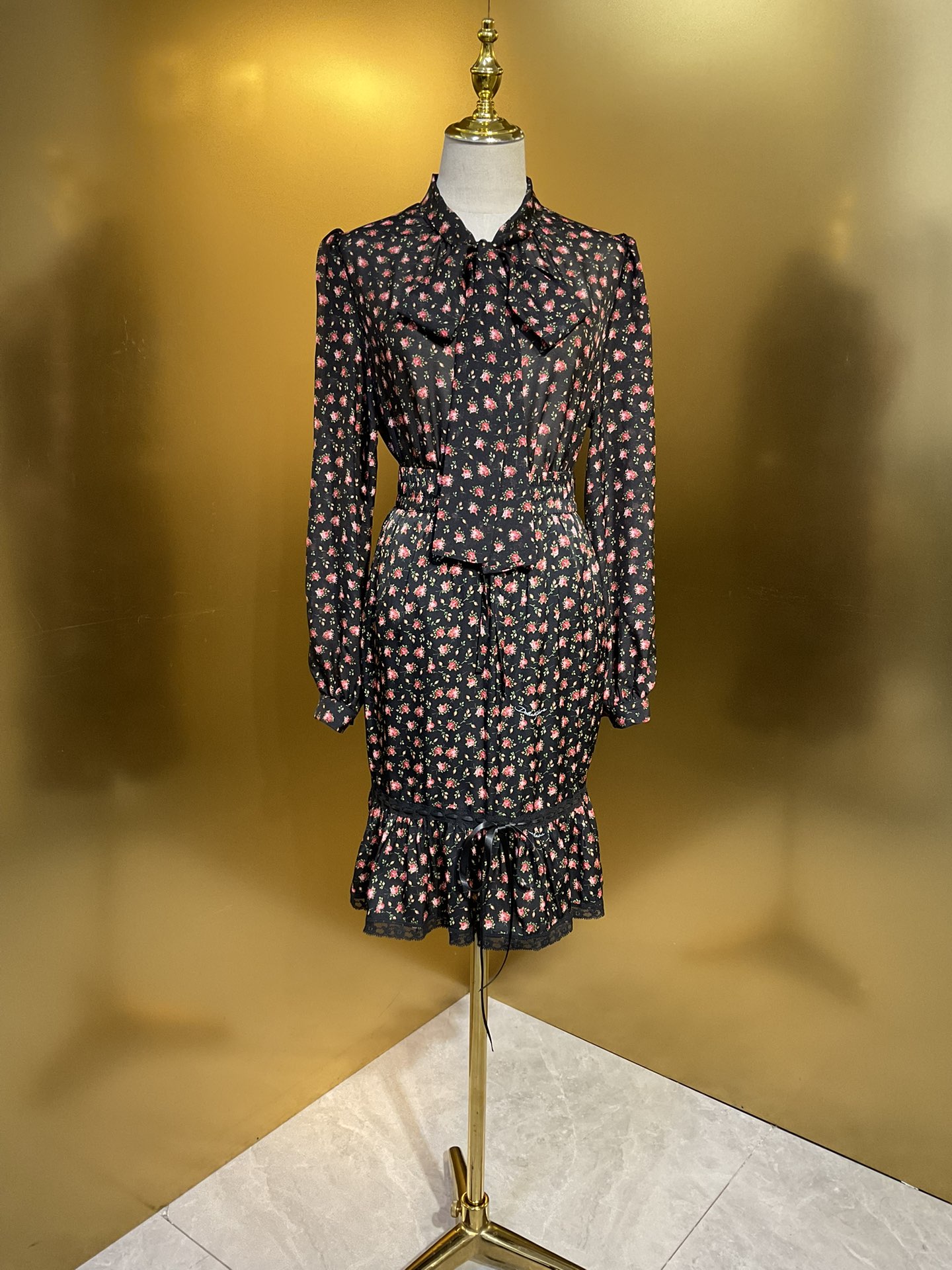 NO:899234,DG new style black bottom small rose floral 10 mmi chiffon silk long-sleeved shirt silk 19 mmi double jog hip skirt 370 smlxlxxl, Dolce&Gabbana-clothing, Dolce&Gabbana,skirts,shirts,real silk,19860909DG 新款 黑底小玫瑰碎花10姆米雪纺真丝长袖衬衫 真丝19姆米双乔包臀半裙 370 smlxlxxl,杜嘉班纳-服装,Dolce&Gabbana,skirts,shirts,real silk,,Women's clothing