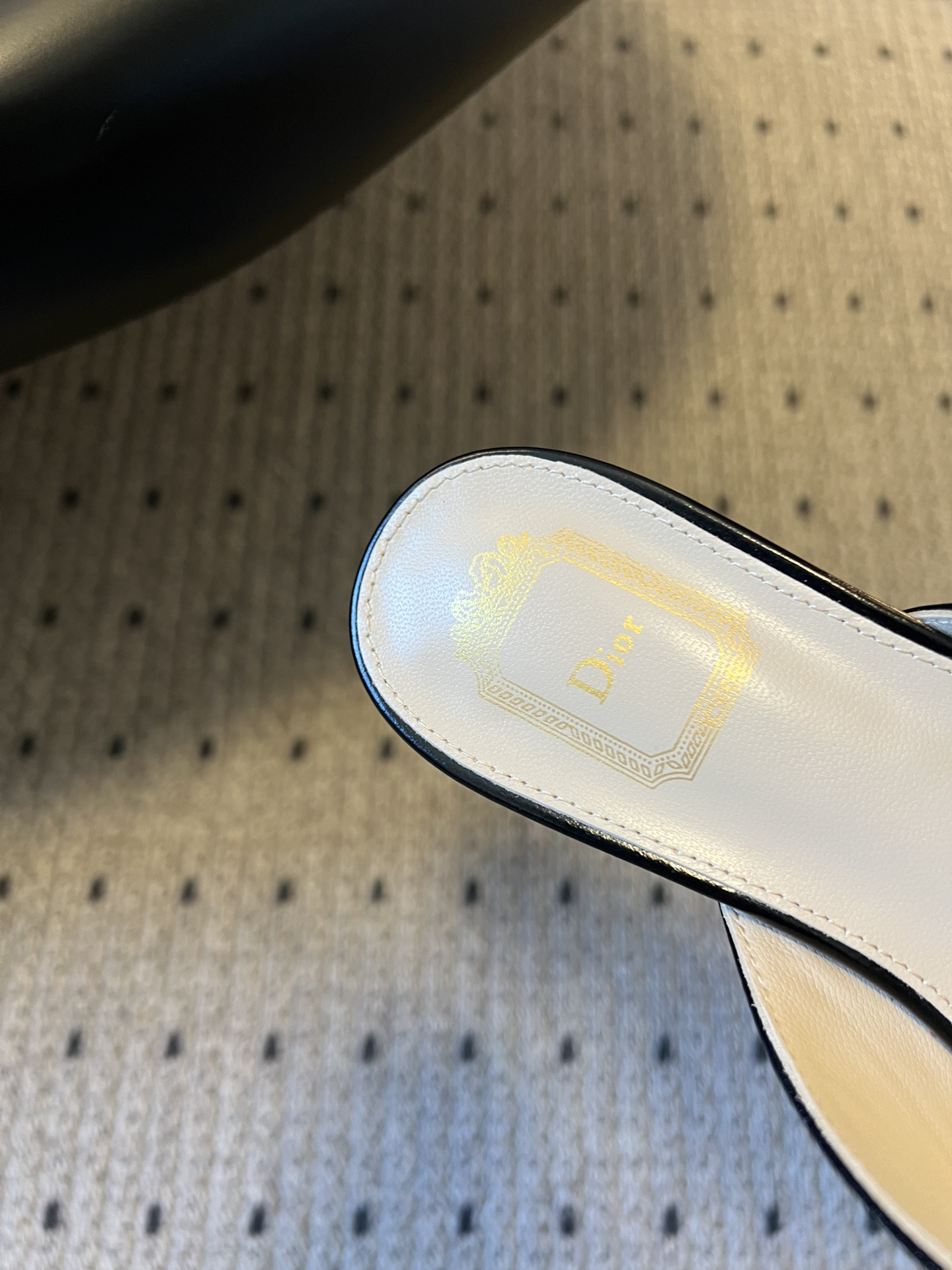 Dio* 26ss春夏新款走秀款方头蝴蝶结穆勒平底鞋半拖鞋采用方头穆勒鞋款式，结合玛丽珍鞋的交叉细带与蝴