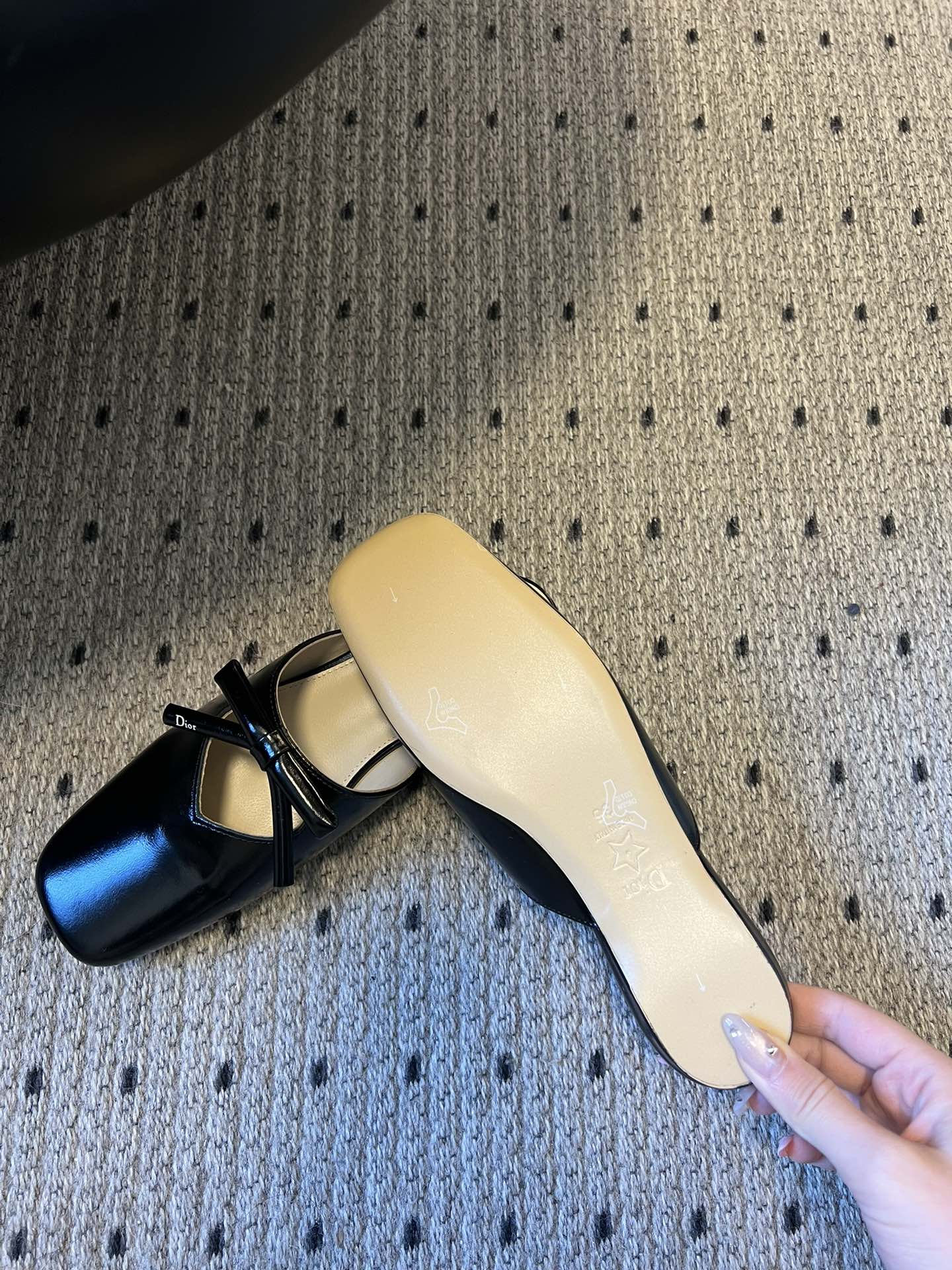 Dio* 26ss春夏新款走秀款方头蝴蝶结穆勒平底鞋半拖鞋采用方头穆勒鞋款式，结合玛丽珍鞋的交叉细带与蝴