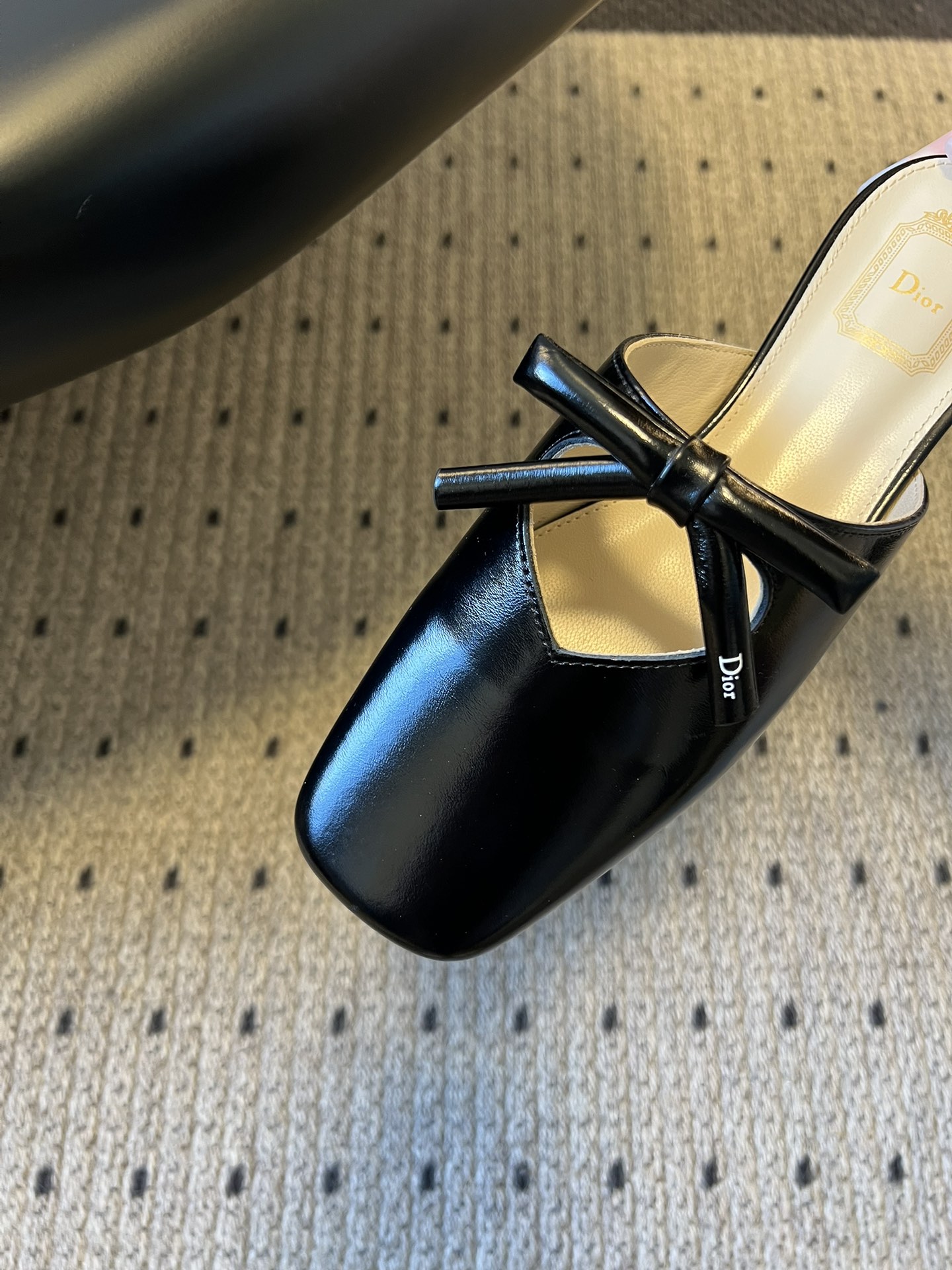 Dio* 26ss春夏新款走秀款方头蝴蝶结穆勒平底鞋半拖鞋采用方头穆勒鞋款式，结合玛丽珍鞋的交叉细带与蝴