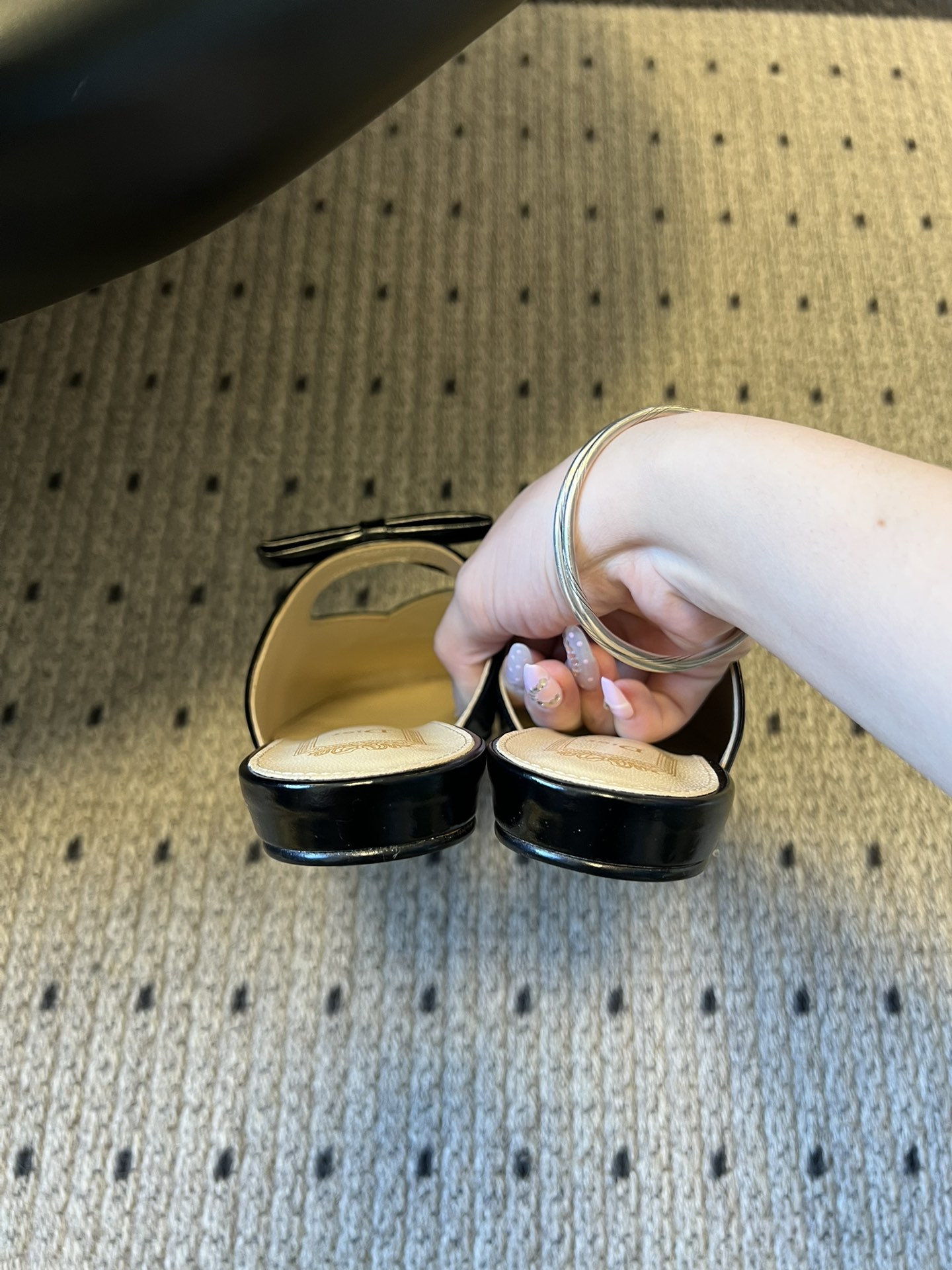 Dio* 26ss春夏新款走秀款方头蝴蝶结穆勒平底鞋半拖鞋采用方头穆勒鞋款式，结合玛丽珍鞋的交叉细带与蝴