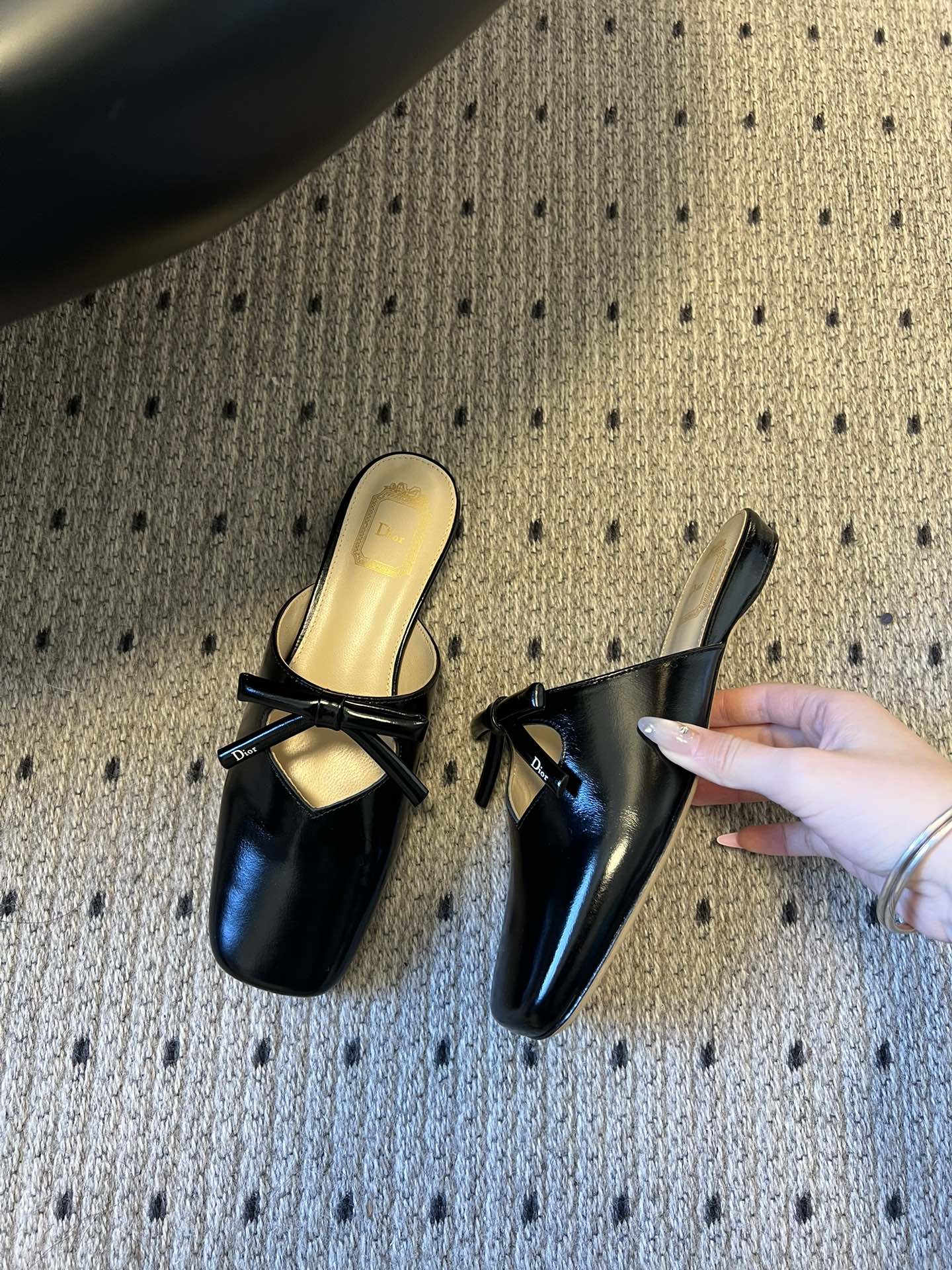 Dio* 26ss春夏新款走秀款方头蝴蝶结穆勒平底鞋半拖鞋采用方头穆勒鞋款式，结合玛丽珍鞋的交叉细带与蝴