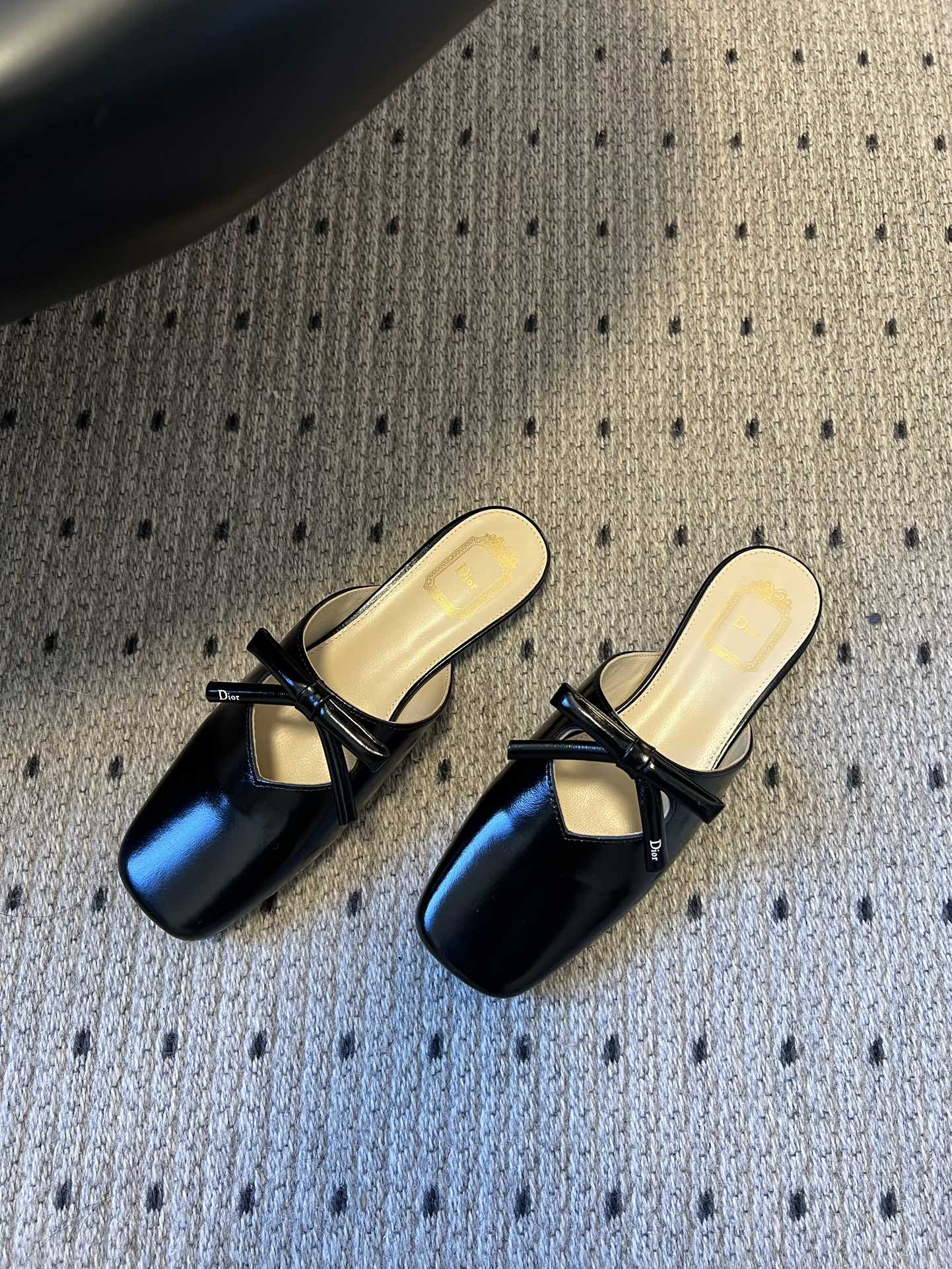 Dio* 26ss春夏新款走秀款方头蝴蝶结穆勒平底鞋半拖鞋采用方头穆勒鞋款式，结合玛丽珍鞋的交叉细带与蝴