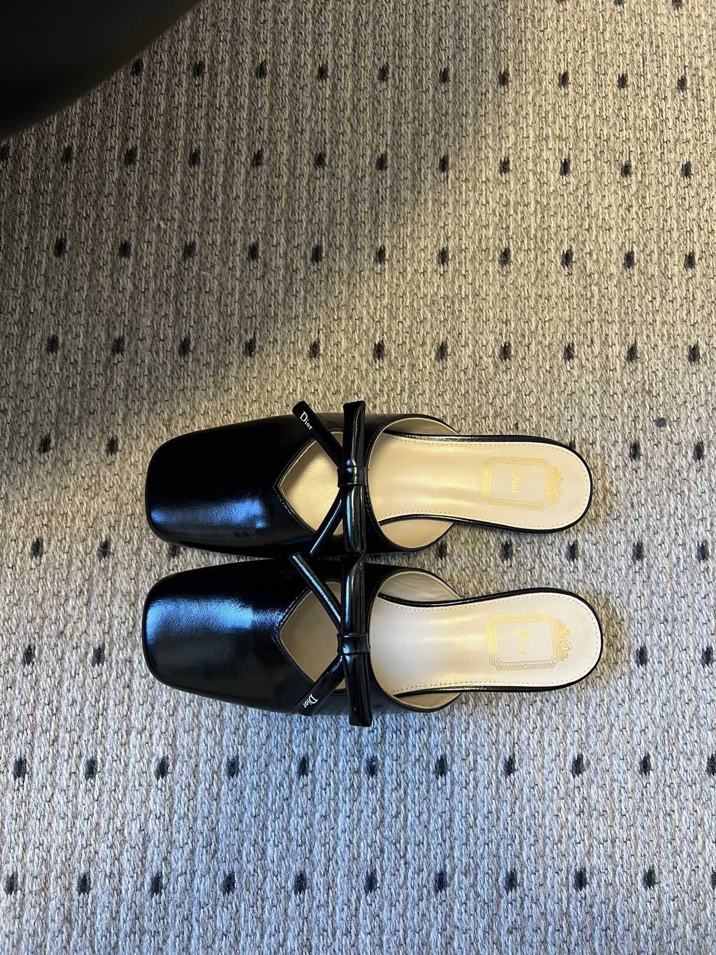 Dio* 26ss春夏新款走秀款方头蝴蝶结穆勒平底鞋半拖鞋采用方头穆勒鞋款式，结合玛丽珍鞋的交叉细带与蝴