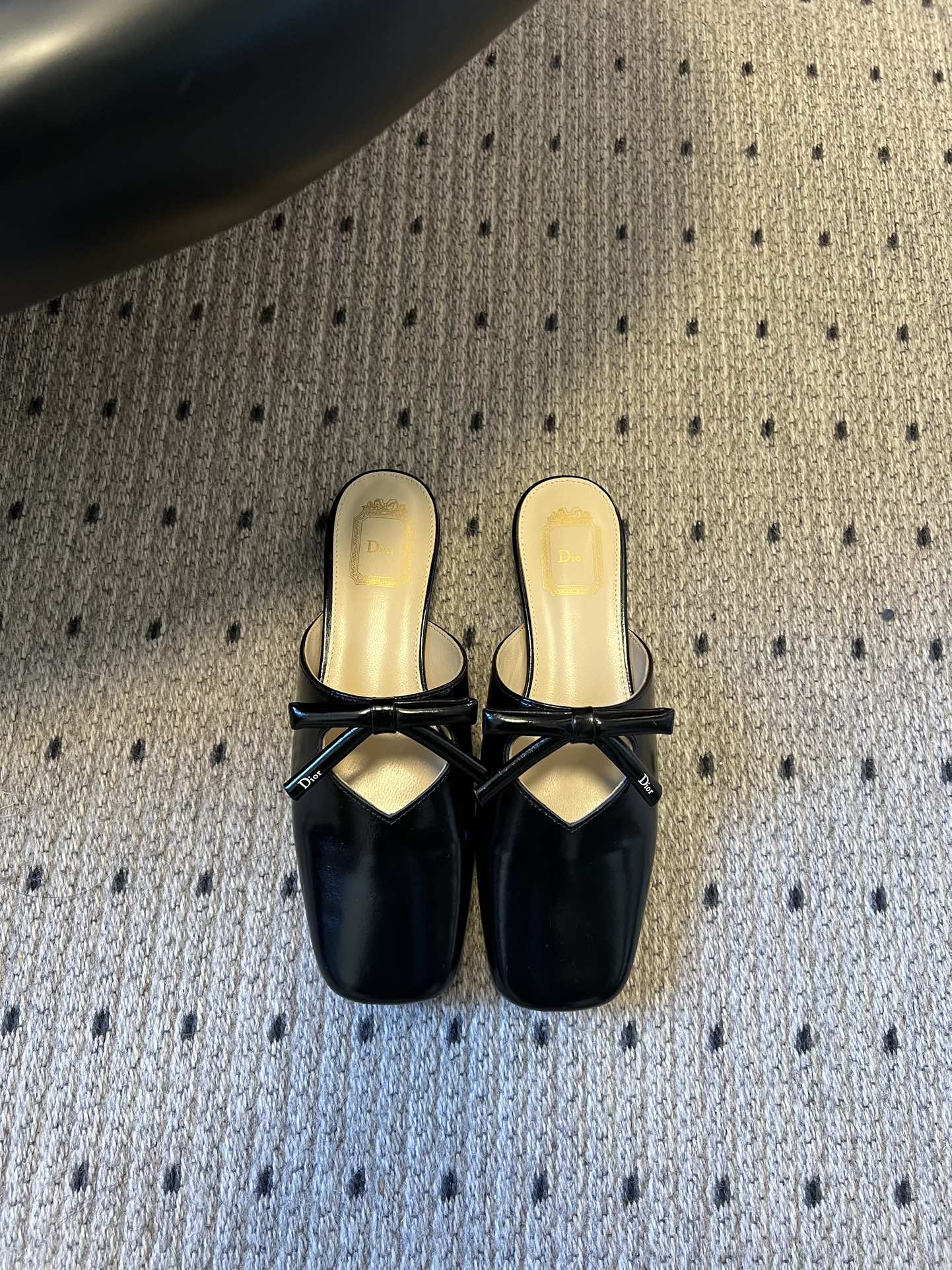 Dio* 26ss春夏新款走秀款方头蝴蝶结穆勒平底鞋半拖鞋采用方头穆勒鞋款式，结合玛丽珍鞋的交叉细带与蝴