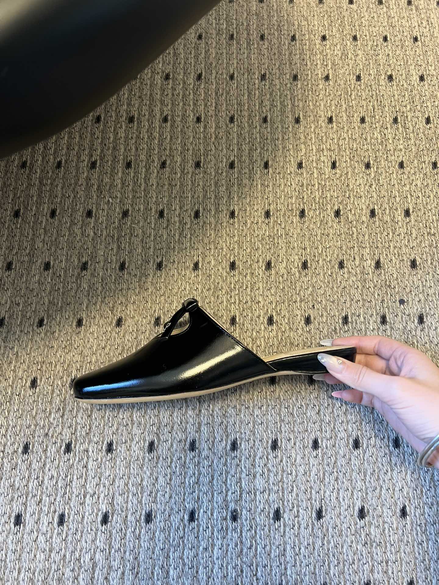 Dio* 26ss春夏新款走秀款方头蝴蝶结穆勒平底鞋半拖鞋采用方头穆勒鞋款式，结合玛丽珍鞋的交叉细带与蝴