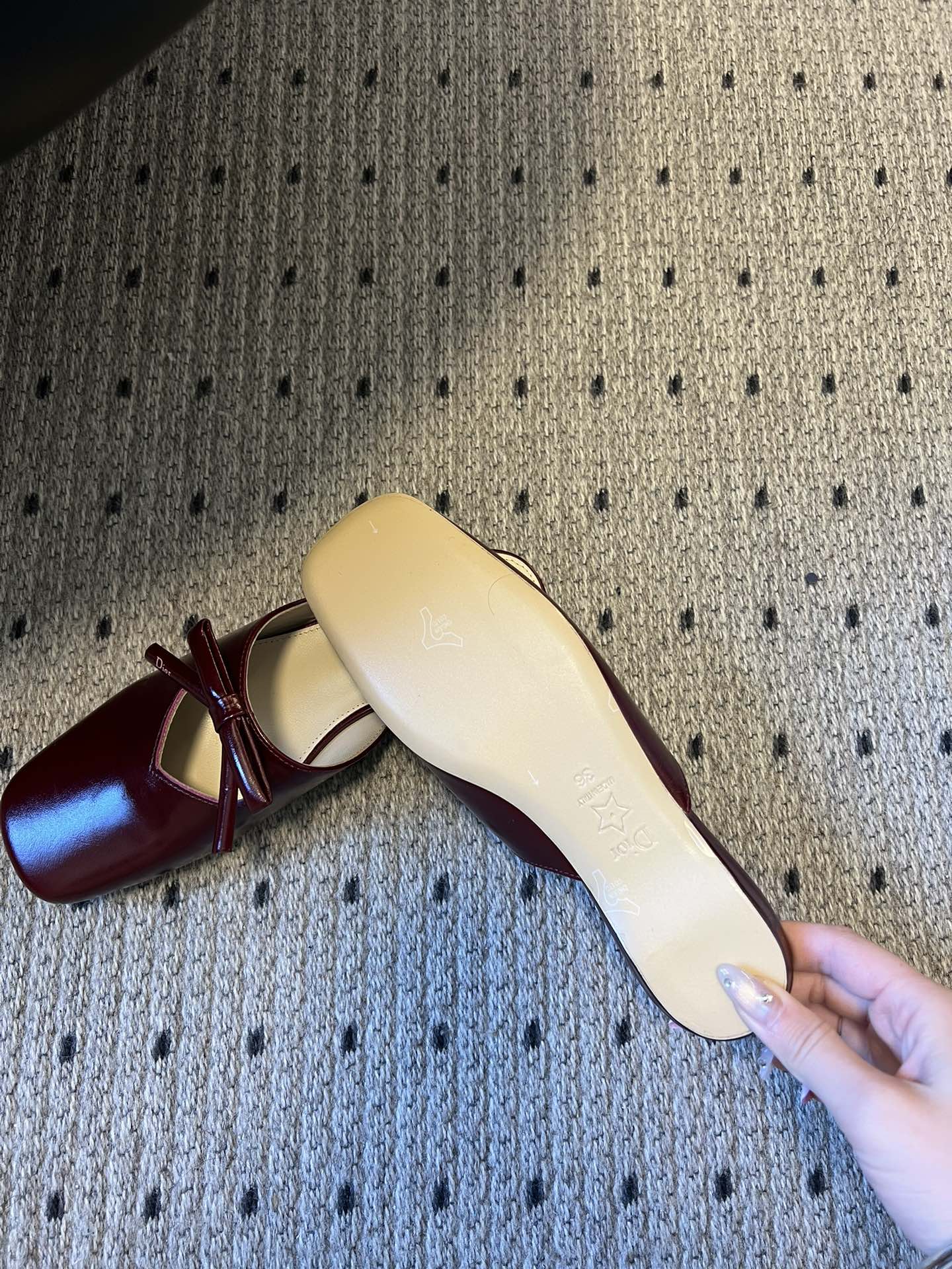 Dio* 26ss春夏新款走秀款方头蝴蝶结穆勒平底鞋半拖鞋采用方头穆勒鞋款式，结合玛丽珍鞋的交叉细带与蝴